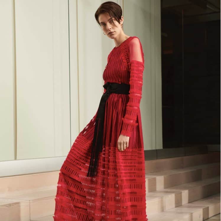 アマンダ ウェイクリーのインスタグラム：「It doesn’t get more festive than a lacquer red dress... indulgent ribbon embroidery cinched at the waist with an iconic judo belt   #reddress #embroidery #embroidereddress #aw20 #festivestyle   Photographer: @janlehner  Styling: @cathykasterine  Hair: @neilmoodie  Make up: @zoetaylormakeup」