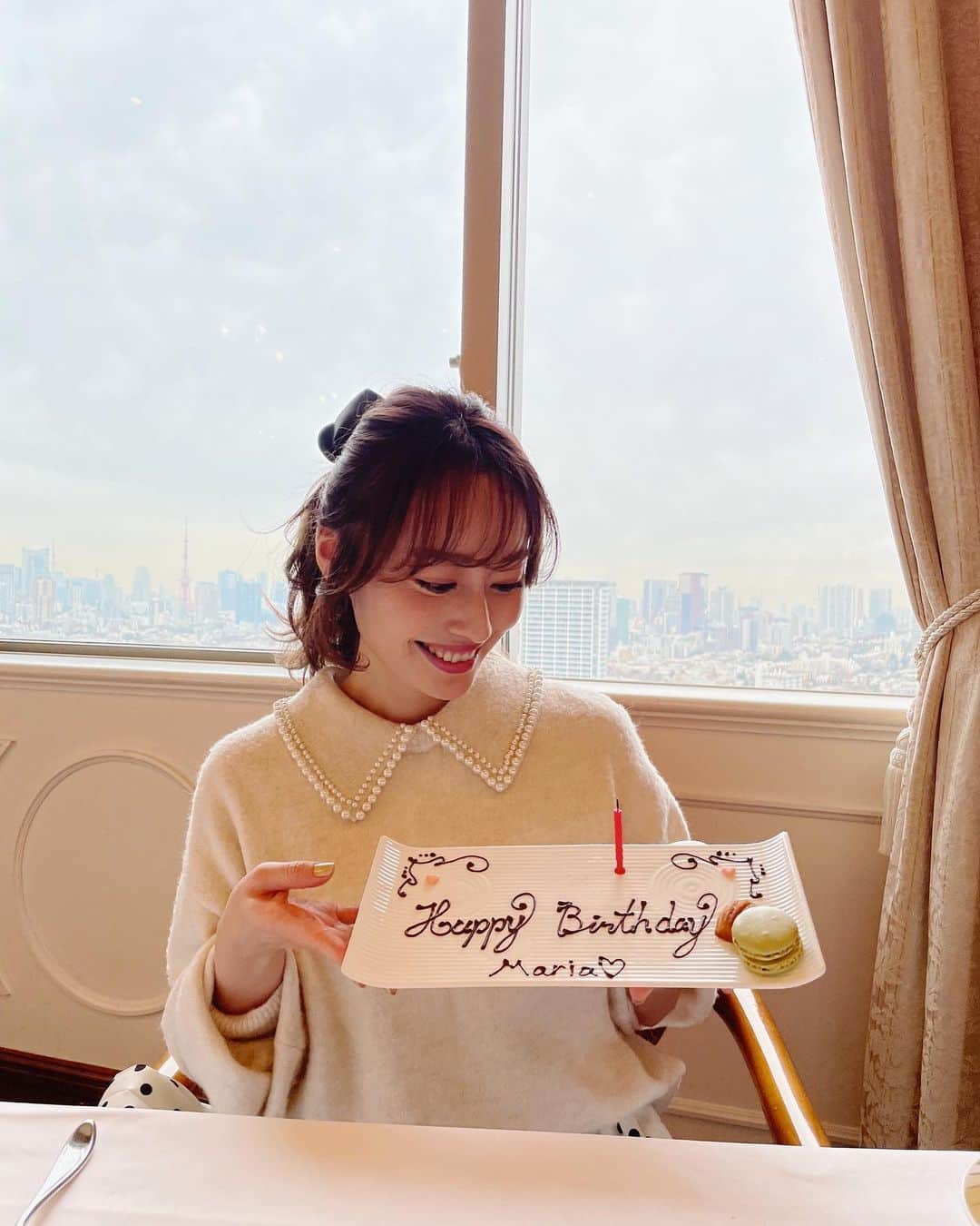 小祝麻里亜のインスタグラム：「12月25日で歳を重ねるから、24日にまいちゃんと同い歳ラストランチしてきました☺️🥂(学年はまいちゃんが1個下だから😂笑)  素敵なプレートとプレゼント有難う🎁窓の外からは東京タワー🗼もスカイツリーも見えて❣️素敵なデートでした🎂✨✨  thankyou @_______maigrm」
