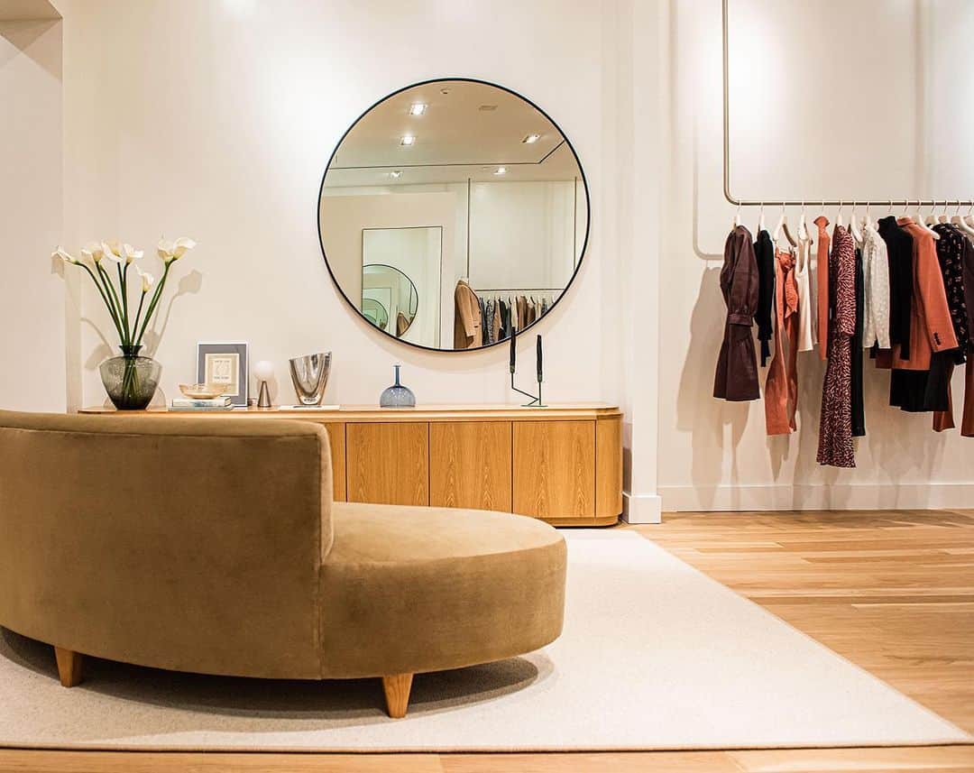 レベッカテイラーのインスタグラム：「Last minute shopping? Visit us in-store.」