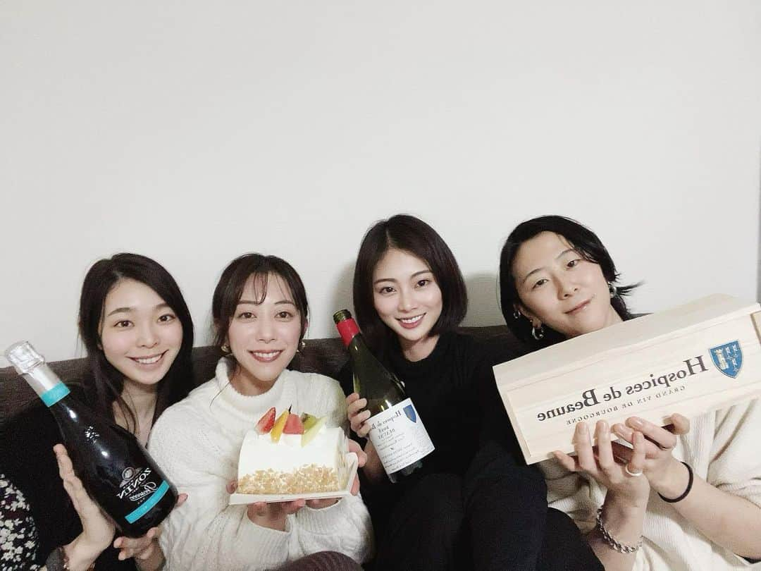 和田安佳莉のインスタグラム：「ハッピーメリークリスマス🎄 今年はこんな状況なので、先生集合ステイホームパーティー🎅 . 日々のレッスンや発表会をいつも全力サポートしてくれる美歩先生、千紘先生 発表会の会場押さえでめちゃくちゃ協力してくれたよしえちゃん そして二人三脚でうちを支えてくれている香里先生☺︎ （美雪先生は地方公演で参加ならず😭） なんだかんだ20年近くの仲間で、もう家族みたいなもん。 信頼できて安心できて甘えられる大好きな人たちが、近くにいてくれる幸せ。 . 蟹鍋して、生徒さんから頂いたスタジオオープン年の素敵なワインをあけて、ケーキ2つも食べて 文面と写真だけはキラキラだけどみんな自由すぎて現場は極めてシュールな会でした☺️笑 和田邸のみんなの家感よ。 . 好きが溢れて止まらん。 いつも本当にありがと。 . #クリスマス #クリスマス会 #仲間 #大好き #ありがとう #来年も #いや最早一生 #よろしくね」