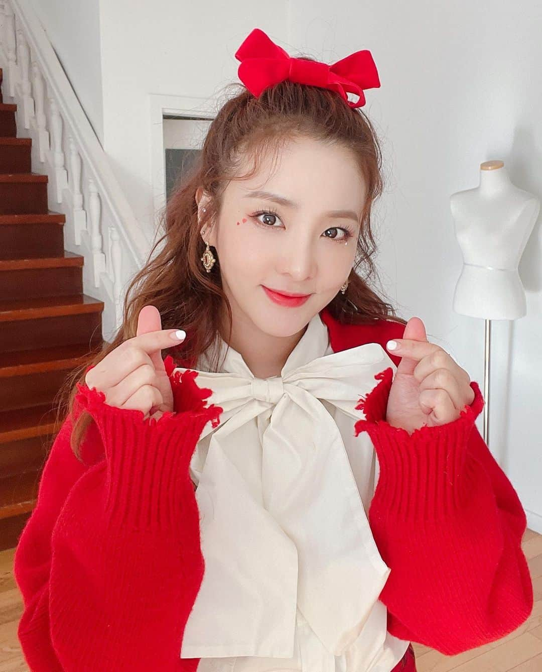 ダラ さんのインスタグラム写真 - (ダラ Instagram)「Merry Christmas~!!! 🎅🏻🎄💕 메리 크리스마스~!!! ♥️🎁🎀」12月25日 0時00分 - daraxxi