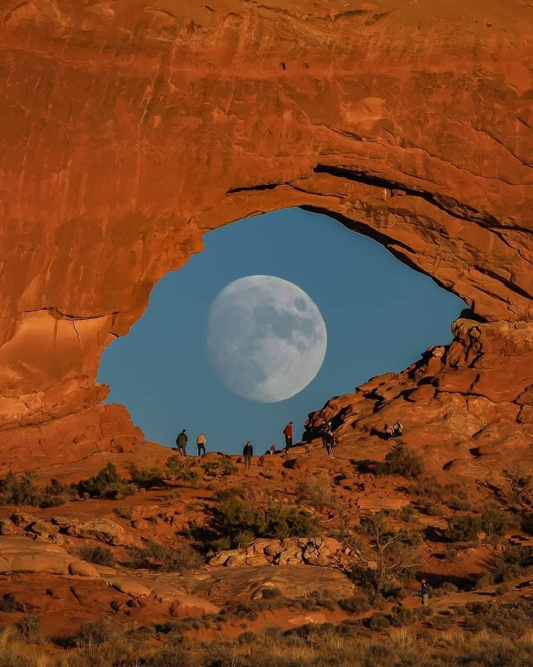 Discover Earthさんのインスタグラム写真 - (Discover EarthInstagram)「The eye of the moon. Double tap to see what's happening! Perfection, right?  🇺🇸 #discoverUtah with @zachcooleyphoto  . . . .  #utah  #utahisrad  #utahgram  #igutah  #saltlakecity  #slc  #wowutah  #visitutah  #werutah ​#zionnationalpar ​#lifeelevate ​#utahphotographe ​#moa  #moon  #moonlight  #luna  #stars  #fullmoon  #nighttime  #nightsky  #nightynight  #dark  #lightsout  #sleeptime  #space  #lunar  #instagoodnight  #nightowl  #themoon」12月25日 0時01分 - discoverearth