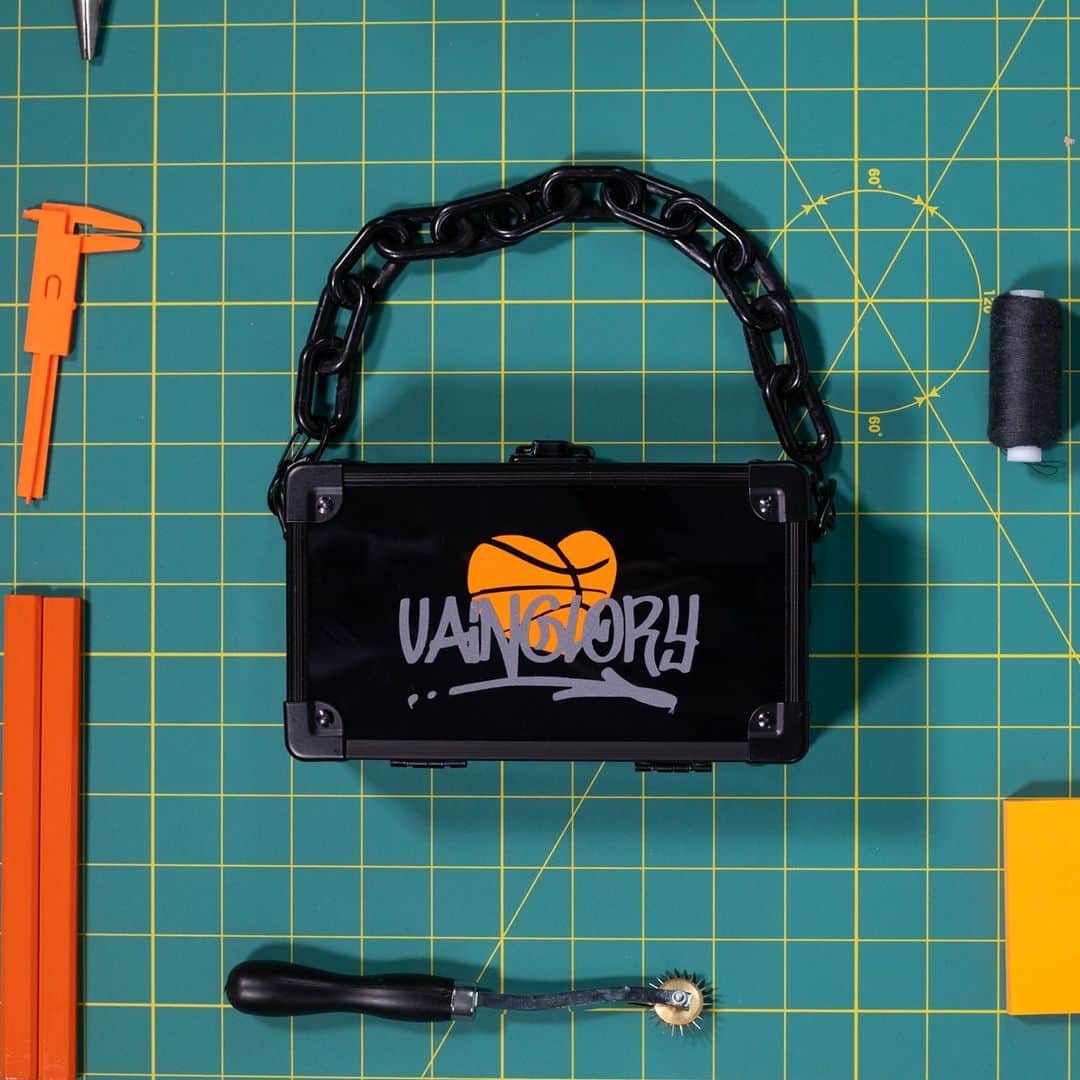 Foot Lockerさんのインスタグラム写真 - (Foot LockerInstagram)「🚨NOW AVAILABLE 🚨 @vainglory.shop's EXCLUSIVE Pocket Boxes for #12daysofgreatness COP NOW ONLINE」12月25日 0時01分 - footlocker