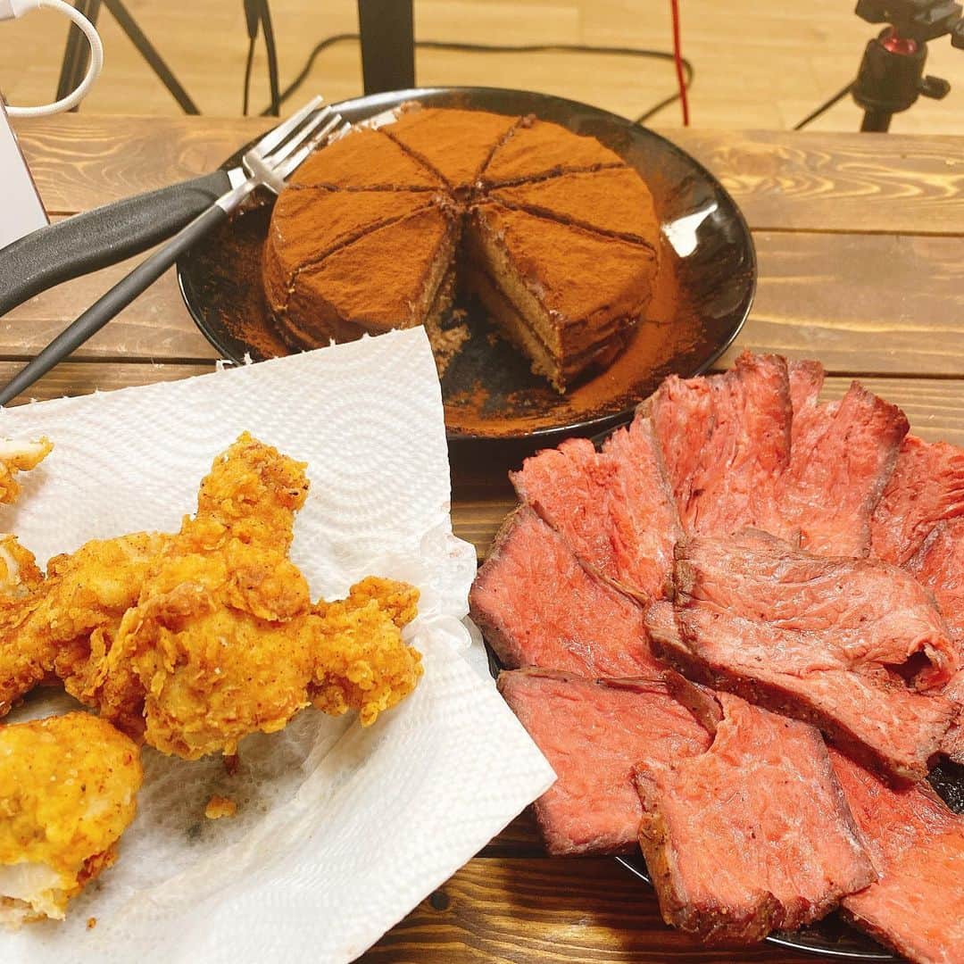 蛇足のインスタグラム：「ボッチクリスマス料理 ローストビーフとチョコケーキとケンタッキー風鳥の唐揚げ  美味しいです。」
