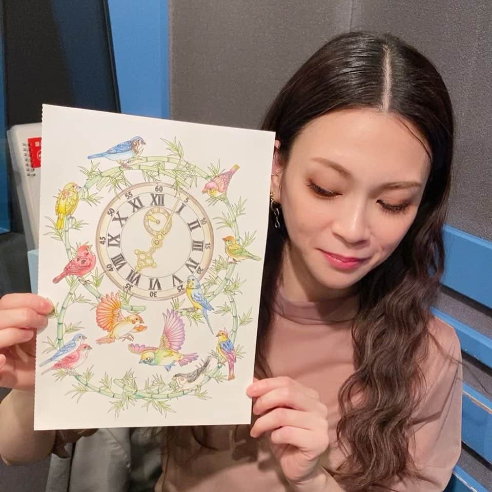 小柳ゆきのインスタグラム：「drive your heart 聴いて頂けましたか⁉︎ 番組からのクリスマスプレゼント🎅 小柳ゆきが心を込めて塗った、塗り絵を直筆サインを添えて１名の方にプレゼントいたします‼️  ご応募は、こちらのページの『メッセージを送る』ボタンよりお願いします 👇 https://bit.ly/2KzHj7x ストーリーズから飛んでください🚀  ラジオを聴いて記載内容を確認してくださいね💁‍♀️  by STAFF #nack5 #個性豊かな鳥達🦉」