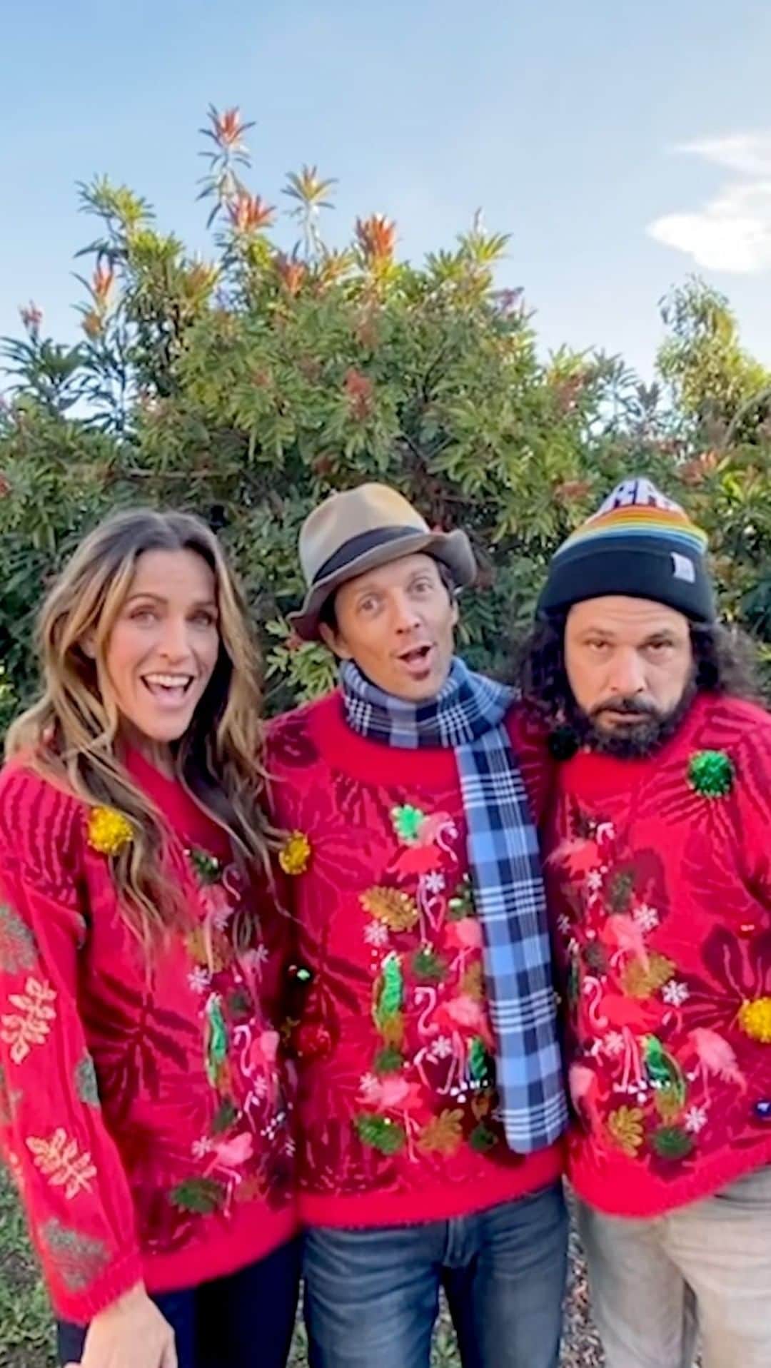 ジェイソン・ムラーズのインスタグラム：「Written by Abby Dorsey (@mcflowsd) & Jason Mraz • Produced by Jason Mraz with Billy Galewood (@billygalewood) & Chaska Potter (@chaska_potter) • Video Edited by Billy Galewood • Giant Ugly Sweater produced by The Amazing Philyaw Family • Special thanks to our loving farm team & many masked mumblers! #ChristmasInQuarantine」