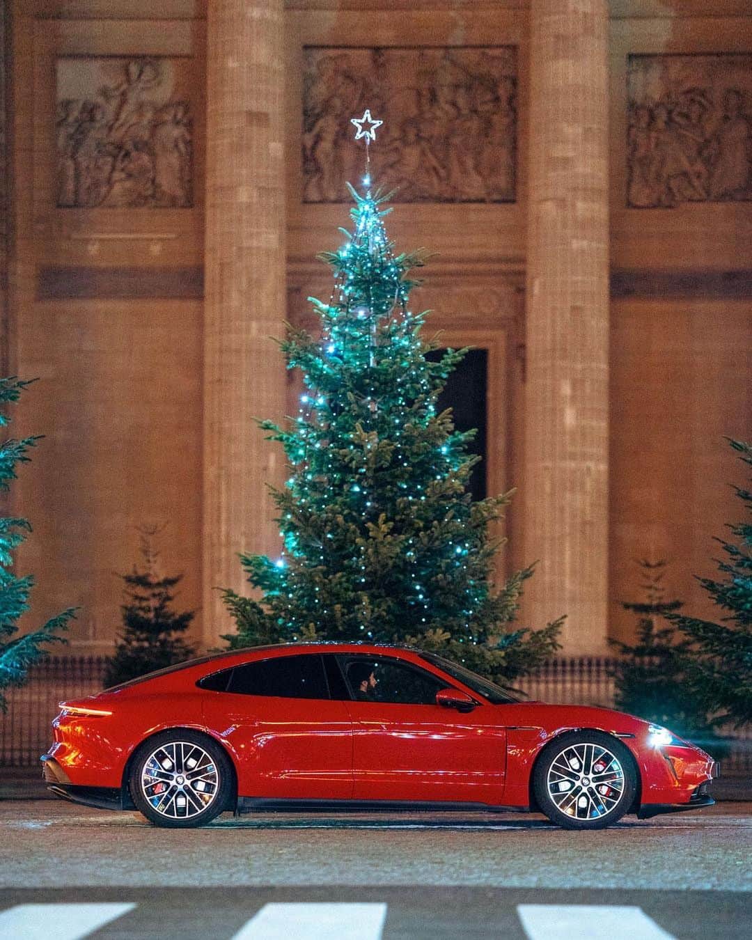 Porscheさんのインスタグラム写真 - (PorscheInstagram)「The most electrifying gift to find under the tree. Wishing a very merry Christmas to all. (📸 @ccourjon for @porsche_france) __ Taycan 4S: Electricity consumption combined: 27,0 - 26,2 kWh/100 km; CO2 emissions combined: 0 g/km I https://porsche.click/DAT-Leitfaden I Status: 12/2020」12月25日 0時07分 - porsche