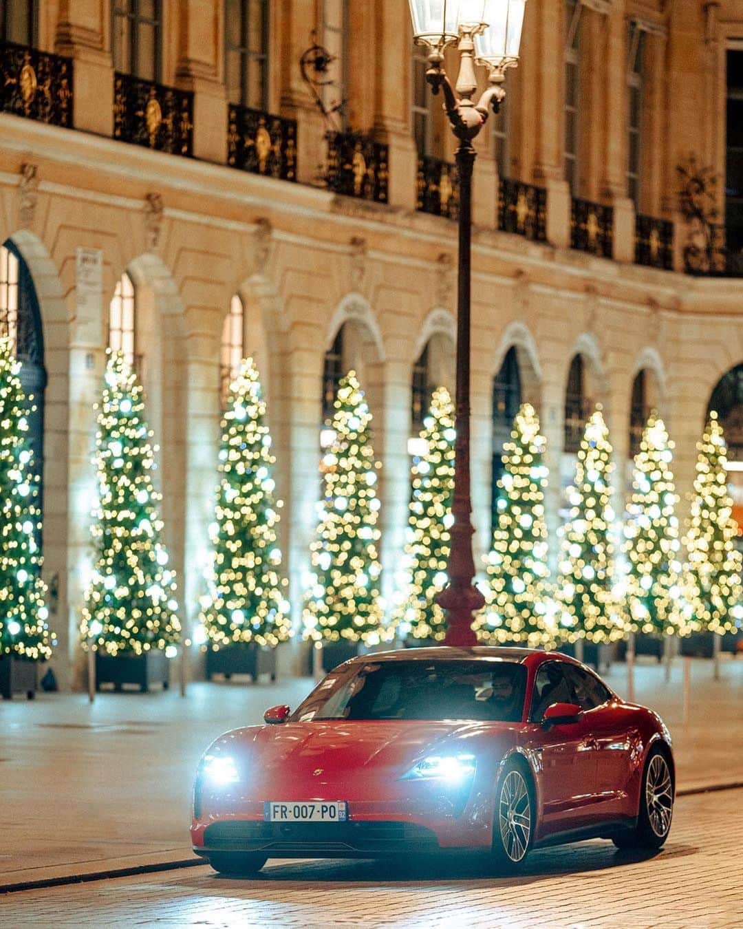 Porscheさんのインスタグラム写真 - (PorscheInstagram)「The most electrifying gift to find under the tree. Wishing a very merry Christmas to all. (📸 @ccourjon for @porsche_france) __ Taycan 4S: Electricity consumption combined: 27,0 - 26,2 kWh/100 km; CO2 emissions combined: 0 g/km I https://porsche.click/DAT-Leitfaden I Status: 12/2020」12月25日 0時07分 - porsche