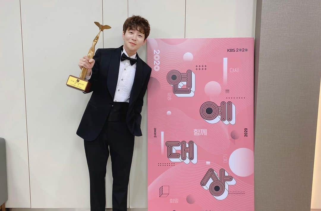DINDINのインスタグラム：「큰 상 진심으로 감사드립니다.  1박2일 일 년 동안 열심히 달렸습니다.  가끔은 힘들 때도 있고 지칠 때도 있어서 최선을 다하지 못했을 때도 있는데 앞으로 그런 때가 오면 더 열심히 하라는 의미로 이 상을 받겠습니다.  다시 한번 못난 저를 예쁘게 만들어주시느라 밤낮으로 고생하시는 우리 1박2일 스태프분들에게 진심으로 감사드리며,  우리 6멤버 오랫동안 그리고 행복하게 1박2일 지켜가겠습니다. 흥미딘딘 그리고 1박2일 시청자분들께도 진심으로 감사드립니다. 더 열심히 하겠습니다.  이런 멤버들을 만나게 해주셔서 감사합니다,  우리 멤버들 많이 사랑하고 감사합니다. ❤  시상식에 텅빈 객석이 가장 안타까웠습니다.  하루 빨리 시국이 좋아져서 꼭 여러분들과 다시 함께 하고 싶습니다. 다들 힘내시고 건강하세요. 감사합니다.  -다섯째 딘딘 올림- #1박2일 #연정훈 #김종민 #문세윤 #김선호 #딘딘 #라비 #올해의프로그램상」
