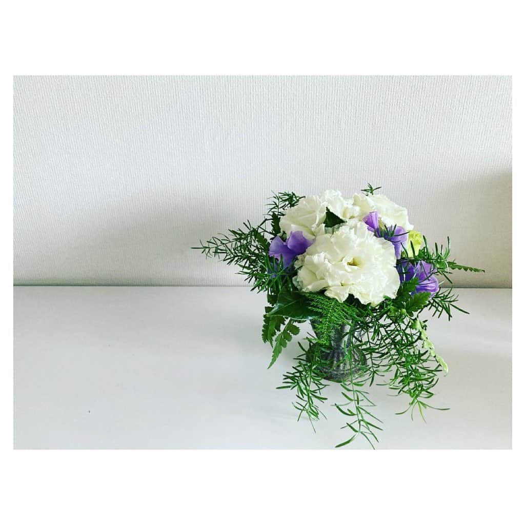 石崎佳代子さんのインスタグラム写真 - (石崎佳代子Instagram)「💐 クリスマスイブですね〜！ . 仕事があってバタバタしたので 我が家の夜ごはんは みりん干し🐟切り干し大根、 しそきゅうり、味噌汁でした😅 . 皆さま素敵なクリスマスナイトを✨🎄✨ . #明日はチキン . #花のある暮らし #白い花　#whiteflowers #フラワーアレンジメント」12月25日 0時08分 - kayoko_ishizaki
