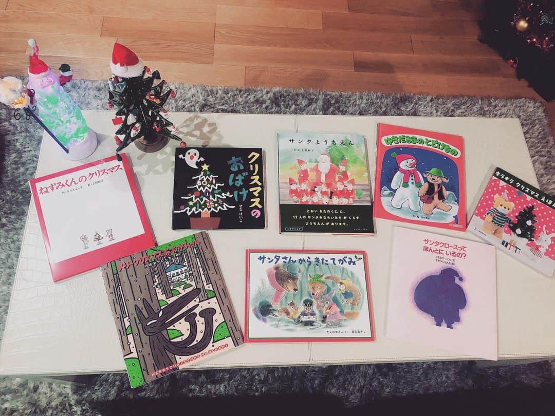釈由美子さんのインスタグラム写真 - (釈由美子Instagram)「📚今夜の読み聞かせ絵本📚  クリスマス🎄や サンタさん🎅のお話ばかり セレクトしてみました☺️💕  特に息子は 『サンタさんからきたてがみ』が一番お気に入りです♡🤩  今月に入ってもう何回読んだかわからないぐらい 毎晩「これ読んで」と 持ってきます😌  親子で読んでて とっても優しい気持ちになれる クリスマス絵本です🎄📗✨  #クリスマス絵本 #ねずみくんのクリスマス  #クリスマスのおばけ #メリークリスマスおおかみさん #サンタようちえん #サンタさんからきたてがみ #サンタクロースってほんとにいるの？ #ゆきだるまのとどけもの #キラキラクリスマスえほん  #今年は巣ごもりクリスマス 🎄 #今夜はソワソワして #いつもよりなかなか寝付けなかった息子💦 #今頃、サンタの夢でもみているかしら☺️💕 #🎅🏻」12月25日 0時08分 - yumikoshaku