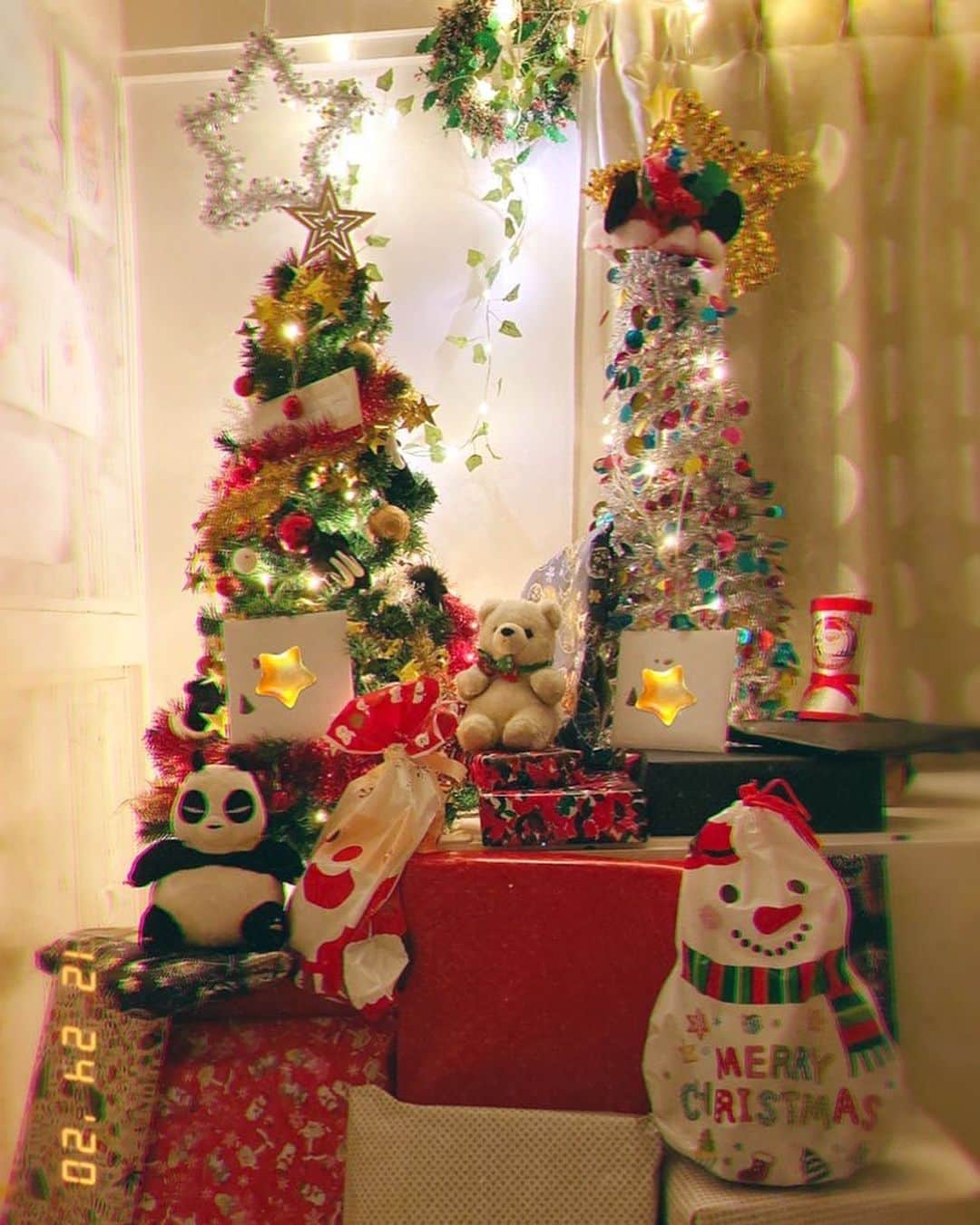 小明さんのインスタグラム写真 - (小明Instagram)「フランスのクリスマスプレゼントは数が本当にえぐい！とにかくツリーの下をプレゼントで埋めなければ、そして積みあげなければという義務感がある。仕方なしにずっと持ってたけど子供に隠れて使ってたゲーム機などをデカめの箱に入れてかさ増ししたりしています。任天堂スイッチ、ずっとうちにはないと誤魔化していたけど、 、、さようなら私のあつ森、、、」12月25日 0時09分 - akarusan
