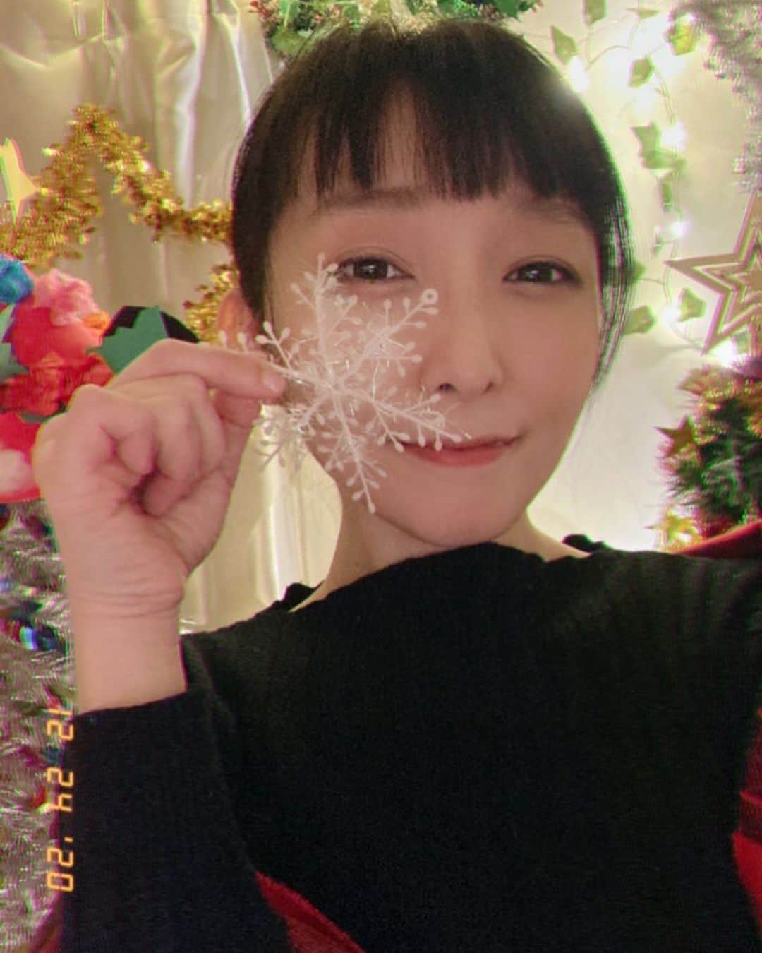 小明のインスタグラム：「フランスのクリスマスプレゼントは数が本当にえぐい！とにかくツリーの下をプレゼントで埋めなければ、そして積みあげなければという義務感がある。仕方なしにずっと持ってたけど子供に隠れて使ってたゲーム機などをデカめの箱に入れてかさ増ししたりしています。任天堂スイッチ、ずっとうちにはないと誤魔化していたけど、 、、さようなら私のあつ森、、、」