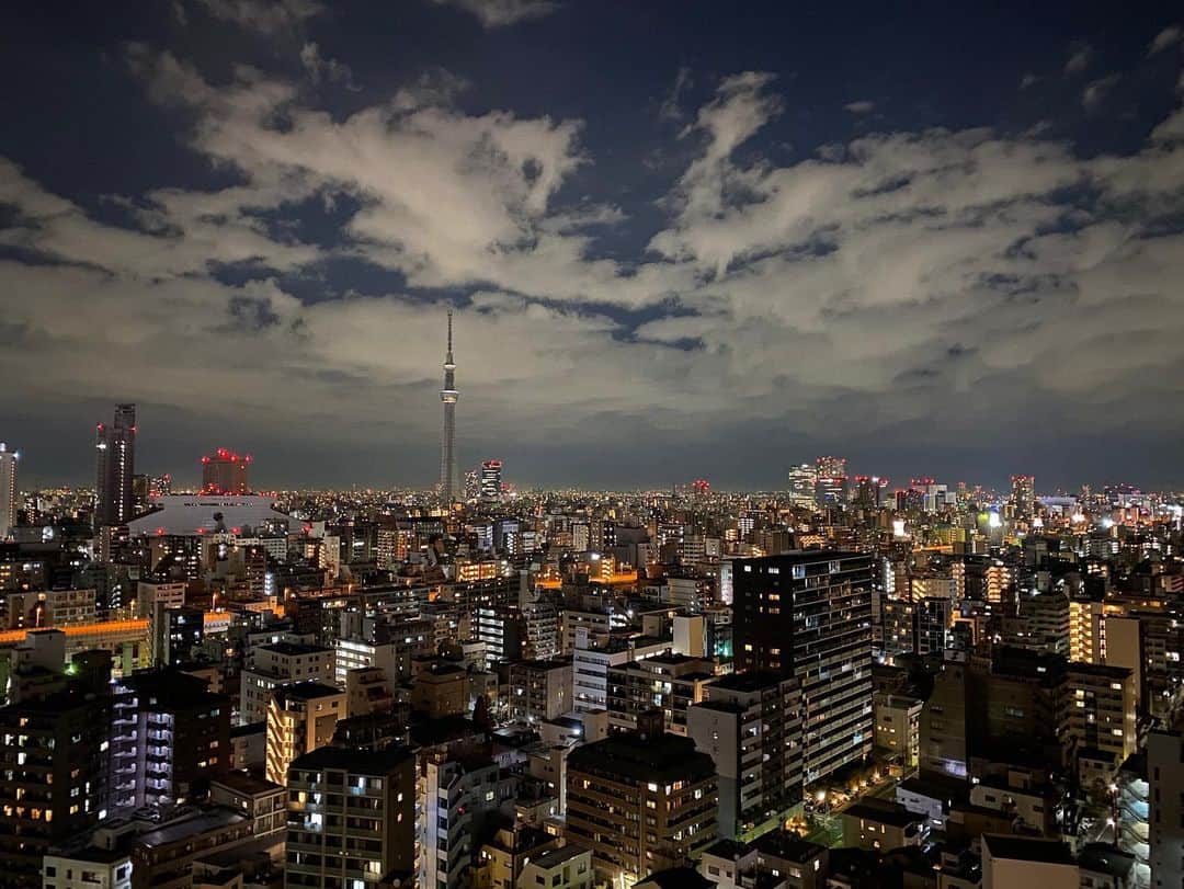 石田ゆり子さんのインスタグラム写真 - (石田ゆり子Instagram)「2020東京。クリスマスイブイブの夜景。 この景色をじっと見ていたら 魔女の宅急便のキキが よし、今夜飛び立とう、と決めるシーンを思い出した。 #2020tokyo」12月25日 0時19分 - yuriyuri1003