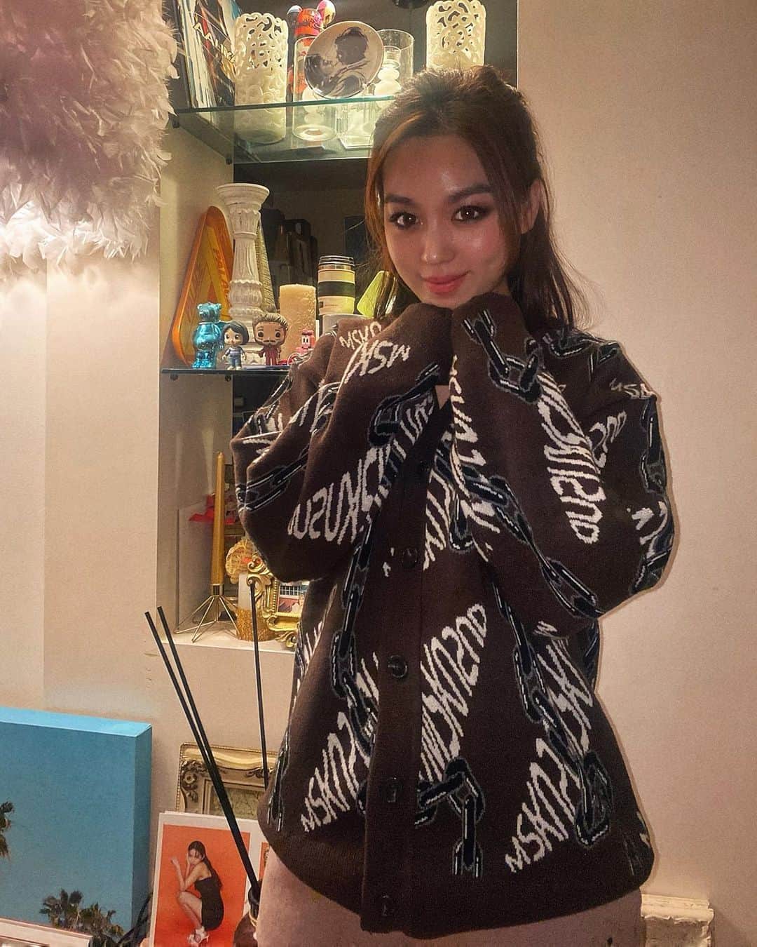のインスタグラム：「Stayin home wit my besties 🥰」