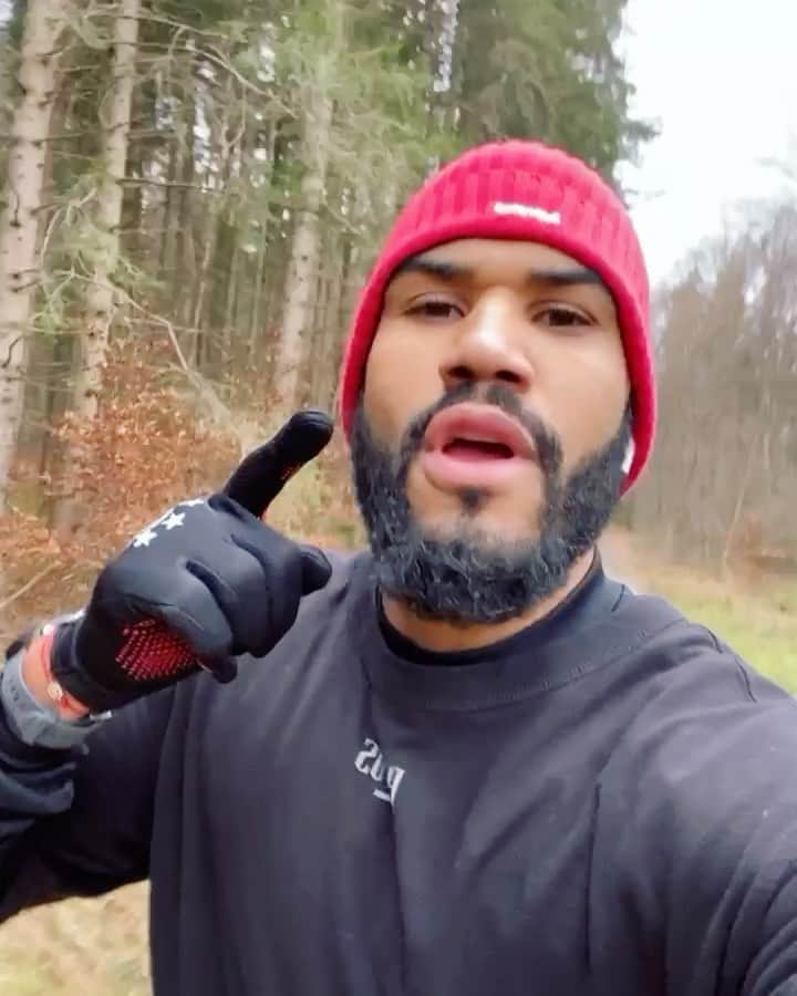 エリック・マキシム・シュポ＝モティングのインスタグラム：「🎄🏃🏾‍♂️🌲」