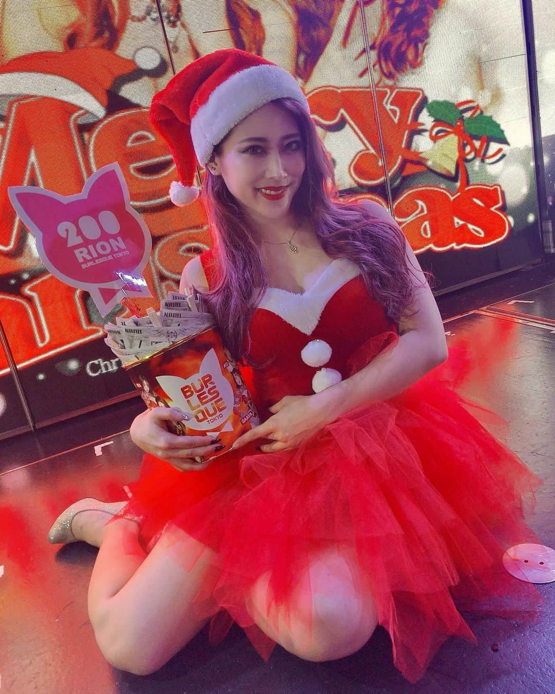 Kumiのインスタグラム：「. Merry  Christmas🎄🎁❄️✨ . . . #サンタクロース　#サンタコス #サンタコスプレ #サンタ　#クリスマス　#Christmas #santaclaus #Xmas #バーレスク東京　#バーレスク　#burlesque」