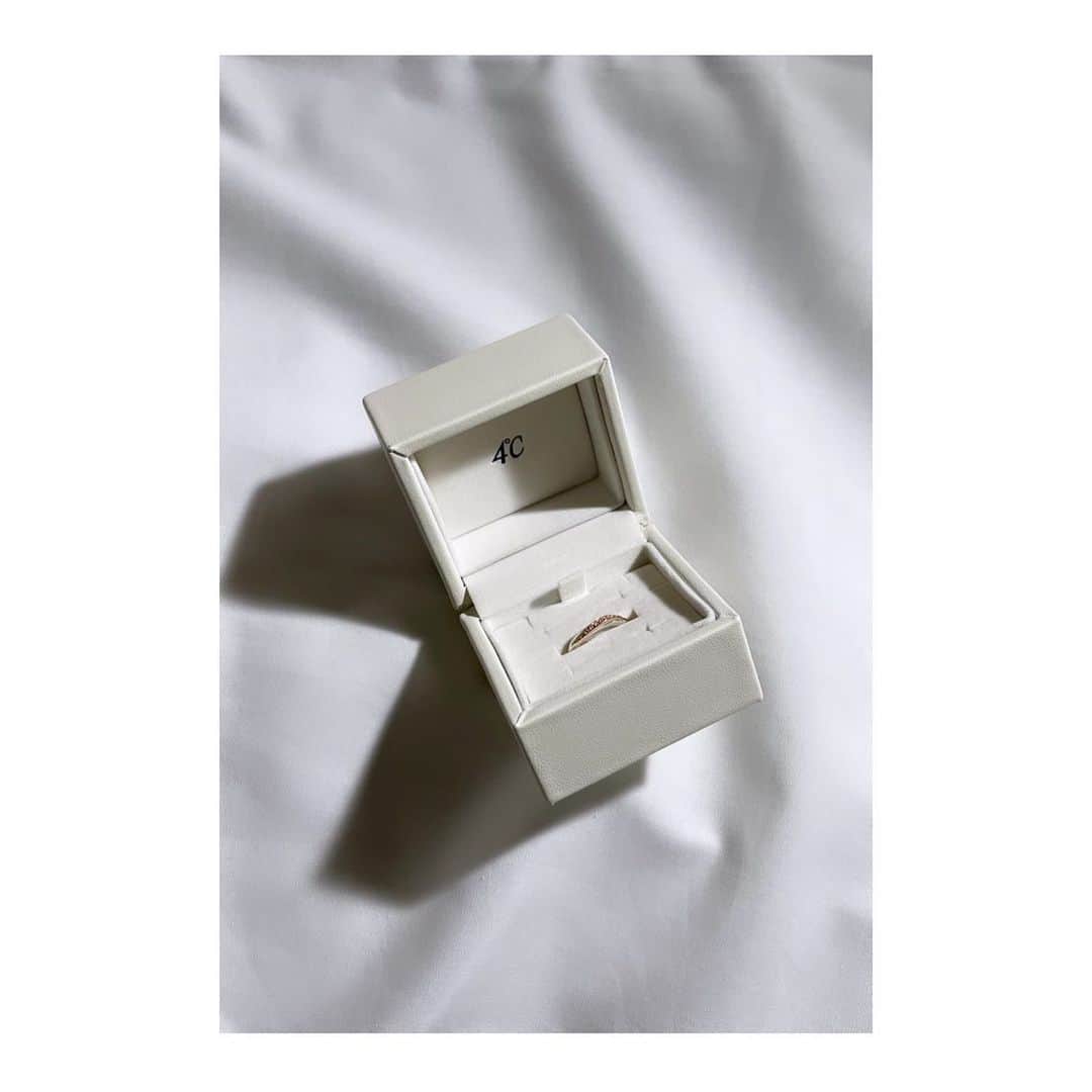 瀬駒妃のインスタグラム：「ㅤㅤㅤㅤㅤㅤㅤㅤㅤ ㅤㅤㅤㅤ サンタさんからのプレゼント👦🏻！ 1つ目は憧れの @4c_jewelry 💍❤︎ かなり前から いろいろ考えてくれていたみたいで有難い … 自分では¥1,000以下のリングしか買わない女なので こんな奴には勿体なさすぎるねハハハ ピンクゴールドが可愛くて ダイヤもとっても素敵なノ 〜 クリスマスパーティーは25日！たのしみだ〜（＾ν＾）🎶 ㅤㅤㅤㅤㅤㅤㅤㅤㅤㅤㅤㅤㅤ #merrychristmas #christmaspresent #pairring #ring #accessory #クリスマスプレゼント」