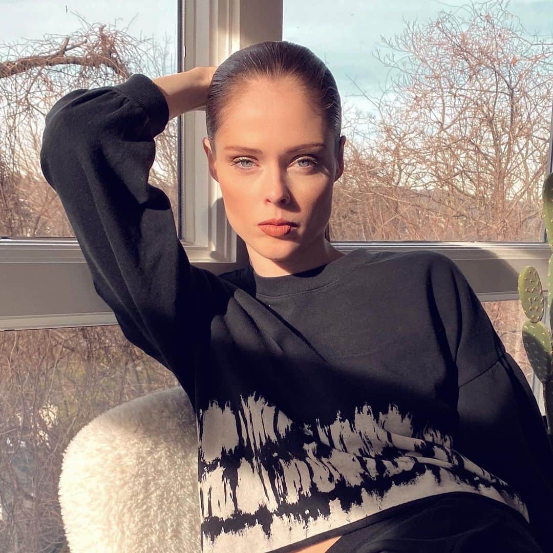 のインスタグラム：「I’m not as mean as my resting face, I swear.」