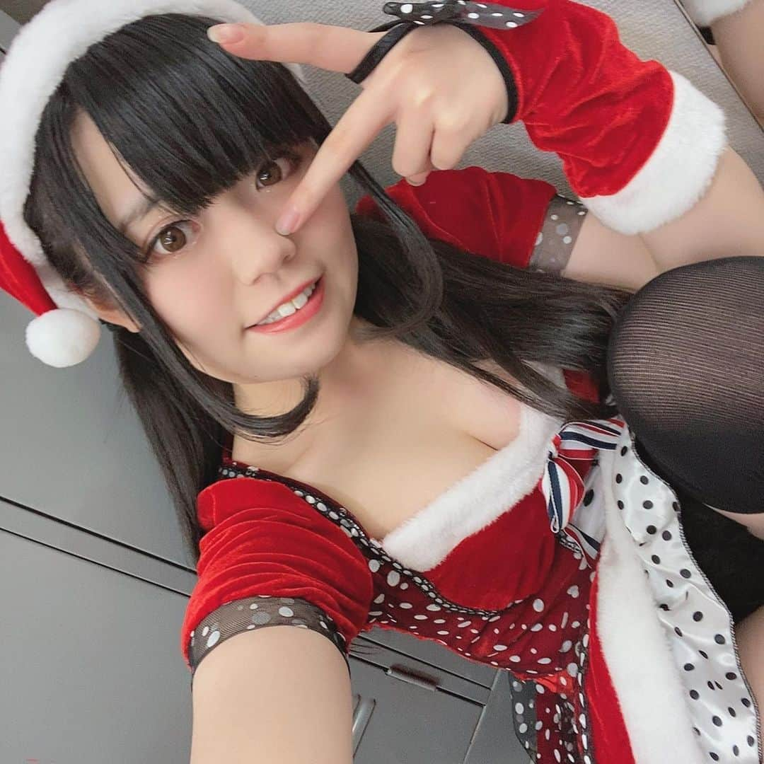 花咲希音さんのインスタグラム写真 - (花咲希音Instagram)「Merry Christmas🤶🏻  #サンタコス #クリスマス #merrychristmas #谷間 #胸元セクシー #太もも #脚フェチ #ニーハイ #ミニスカート #脚 #絶対領域 #ツインテール #グラビア #グラドル #黒髪ストレート #ぱっつん前髪 #前髪 #ぱっつん #アイドル #idol #ワールドエンドラヴァー #女優  #写真 #写真好きな人と繋がりたい #グラビア好きと繋がりたい #photooftheday #photography #actress #花咲希音 #グラドル自画撮り部」12月25日 0時27分 - __n__o__n