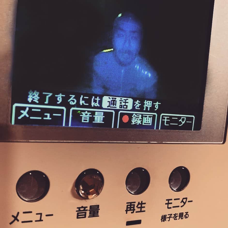 こーいちのインスタグラム：「こんな遅くにピンポン鳴って誰やと思って出たら来た。  #金色サンタ #今回は空気読んで #置き配」