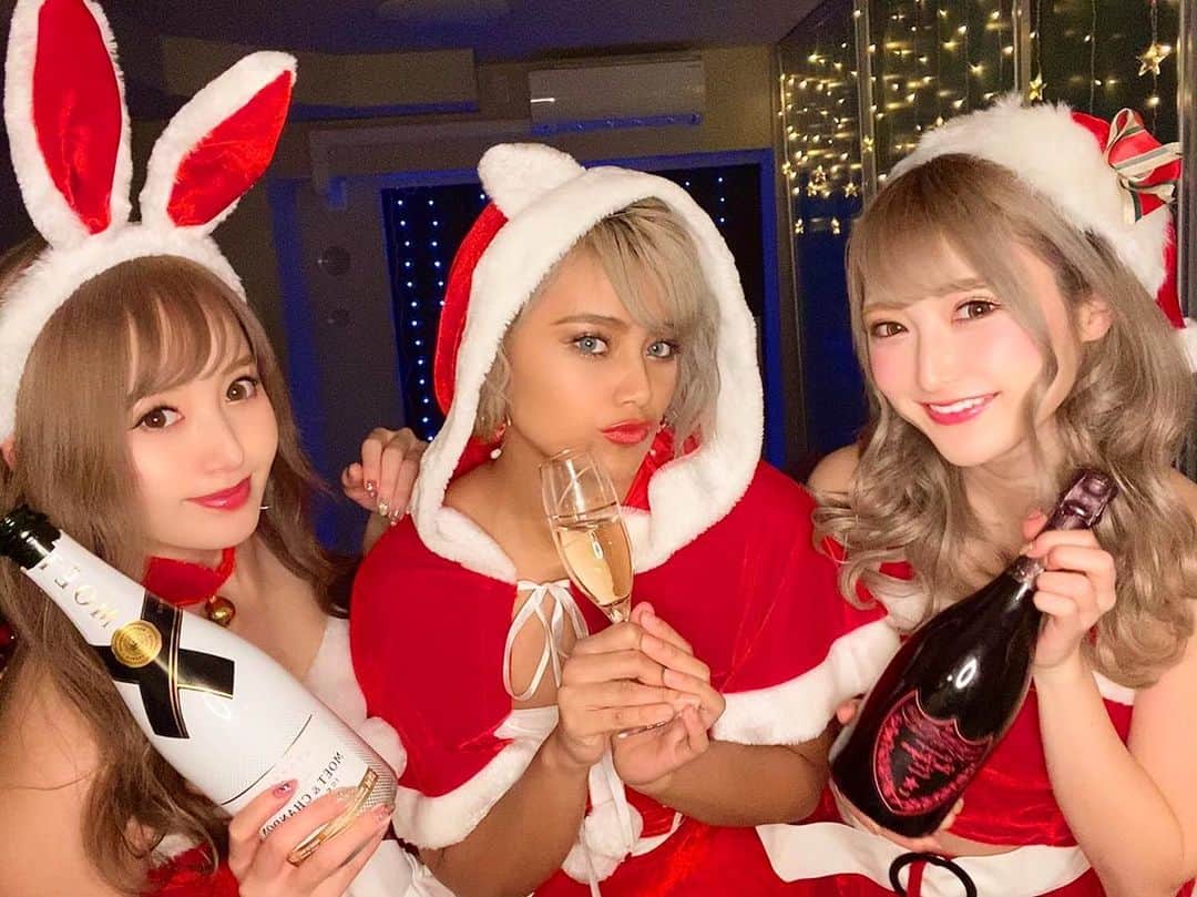 のインスタグラム：「Merry Christmas❤️ Santa baby 🎅❤️ 今年は松葉杖で家族と過ごします笑笑　去年のクリスマスド派手だった笑笑　全然写真載せてなかったwww  #クリスマス　#メリクリ　#サンタ　#santa  #海外感　#xmas」