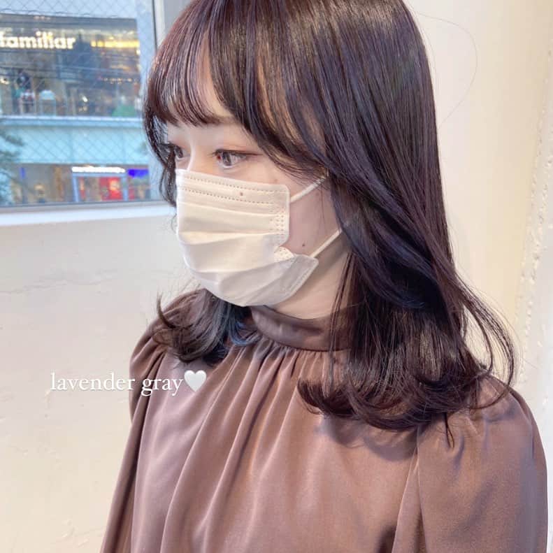佃加菜のインスタグラム：「lavender gray🤍 肌が白くなるラベンダー🤍 落ち着いた色の中に、みんなと違う品のある色味が可愛い♡ . 毛先の退色を防いでくれて、 落ちてく色味も可愛いのです🤍 . 🤍肌を白くみせたい 🤍黄色に抜けるのが嫌 🤍トーンを落ち着かせたい 🤍他の人と違う雰囲気を出したい♡ 🤍ツヤ髪にしたい 🤍透明感を出したい 方にオススメです♡」