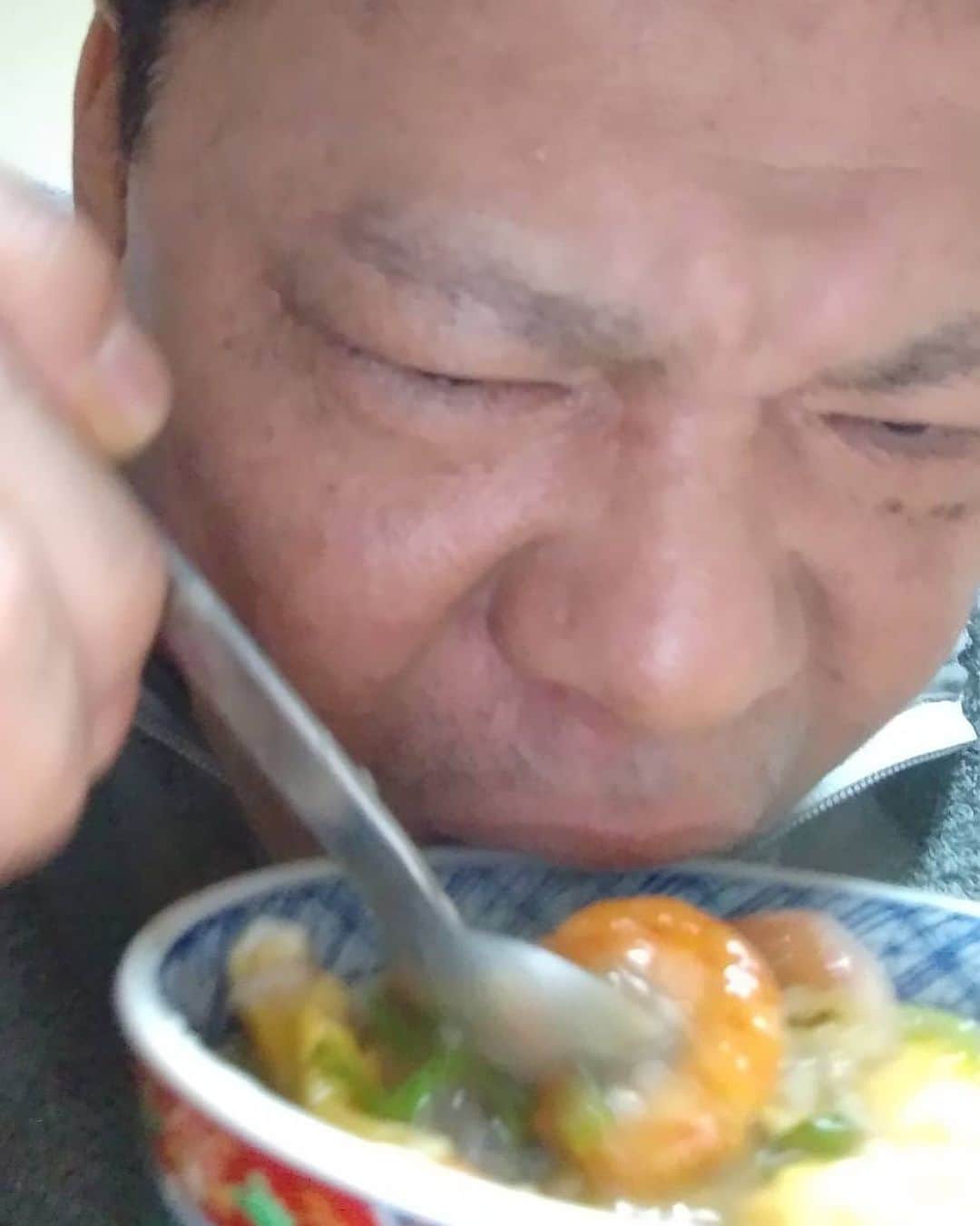 東野幸治のインスタグラム：「生存確認テレフォンで 天津飯を自分で作って食べるジミー大西先輩。 ヘルペスができてるので、 とても痛いそうです。」