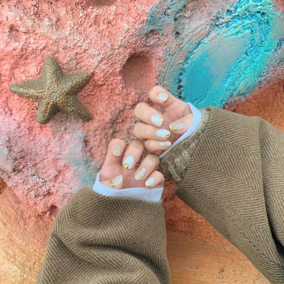 前田亜美のインスタグラム：「. . またまた可愛いnailした…‪ 𓈒𓏸. . . ほんとに可愛すぎてずっと見ちゃう🌱. . . 何となく色味伝えてお任せでお願いしてるの𓂃𓈒𓏸𓂃𓈒𓏸. .  @hinako__osawa いつもありがとお🥺🌷. . . ホワイト×ゴールドベース。。. . . 過去1に可愛くて、、それが毎回更新されてく。🤦🏻‍♀️♡笑. . @tan__official  #ネイル #ニュアンスネイル #冬ネイル #年越しネイル #成人式ネイル」