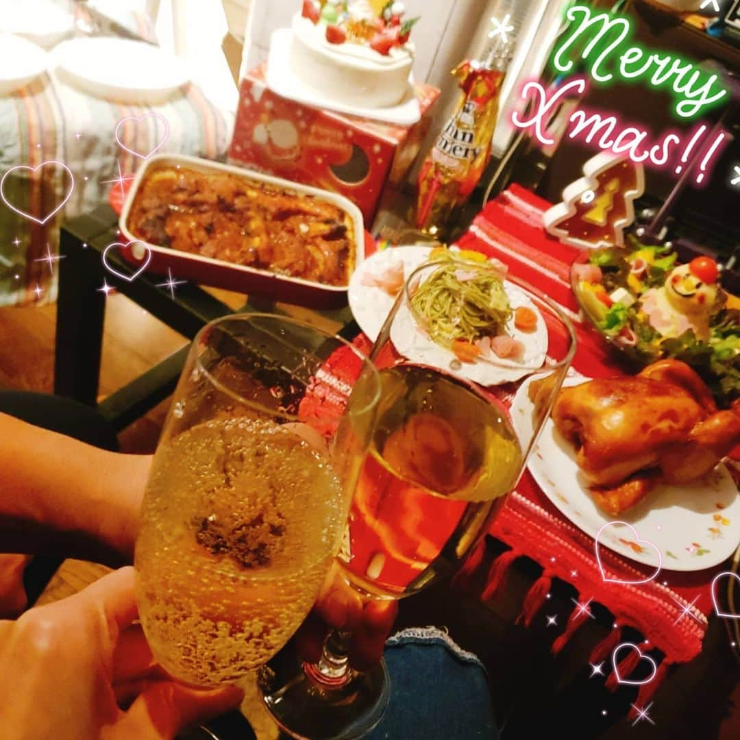 西真理子さんのインスタグラム写真 - (西真理子Instagram)「🌟X'mas🌲 Eve🌟  お家X'mas🤶  今年も朝から頑張った♡ 時間ある時にしかできないからね😌  一瞬でなくなっちゃったけど、喜んで食べてくれる姿がたまらん😂そして爆睡w 幸せな事だね✨  🎁もらった♡ 私の欲しかったネックレス🎵有難う😆 旦那には🕶と仕事着😊サプライズ大成功✨ いつも有難う！そしてお疲れ様💓  irie🐶とは初めての🎄 可愛すぎる😍親ばかですみません😂 本当Happy💓X'masだな😌  2020🎅X'mas❄dinner🎄menu🔔  🌟リースゆきだるまサラダ 🌟スペアリヴ 🌟ローストチキン 🌟ツリーパスタ 🌟X'mas cake 🌟お菓子家〜My sweet home〜  #クリスマス #クリスマスプレゼント  #クリスマスディナー手作り #お家クリスマスディナー  #スペアリブのオーブン焼き  #得意料理  #ブルージュの丘 #クリスマスケーキ #お菓子の家  #犬のいる生活  #ボーダーコリー #ボーダーコリー好きな人と繋がりたい  #ボーダーコリーインスタグラム  #犬のコスプレ #夫婦 #今年はシャンメリー  #今年最後の  #2人だけ  #hawaiianjewelry #iriebeach #Bordercollie #bordercollielovers  #bordercolliesoftheworld」12月25日 0時29分 - mari.nishi.7