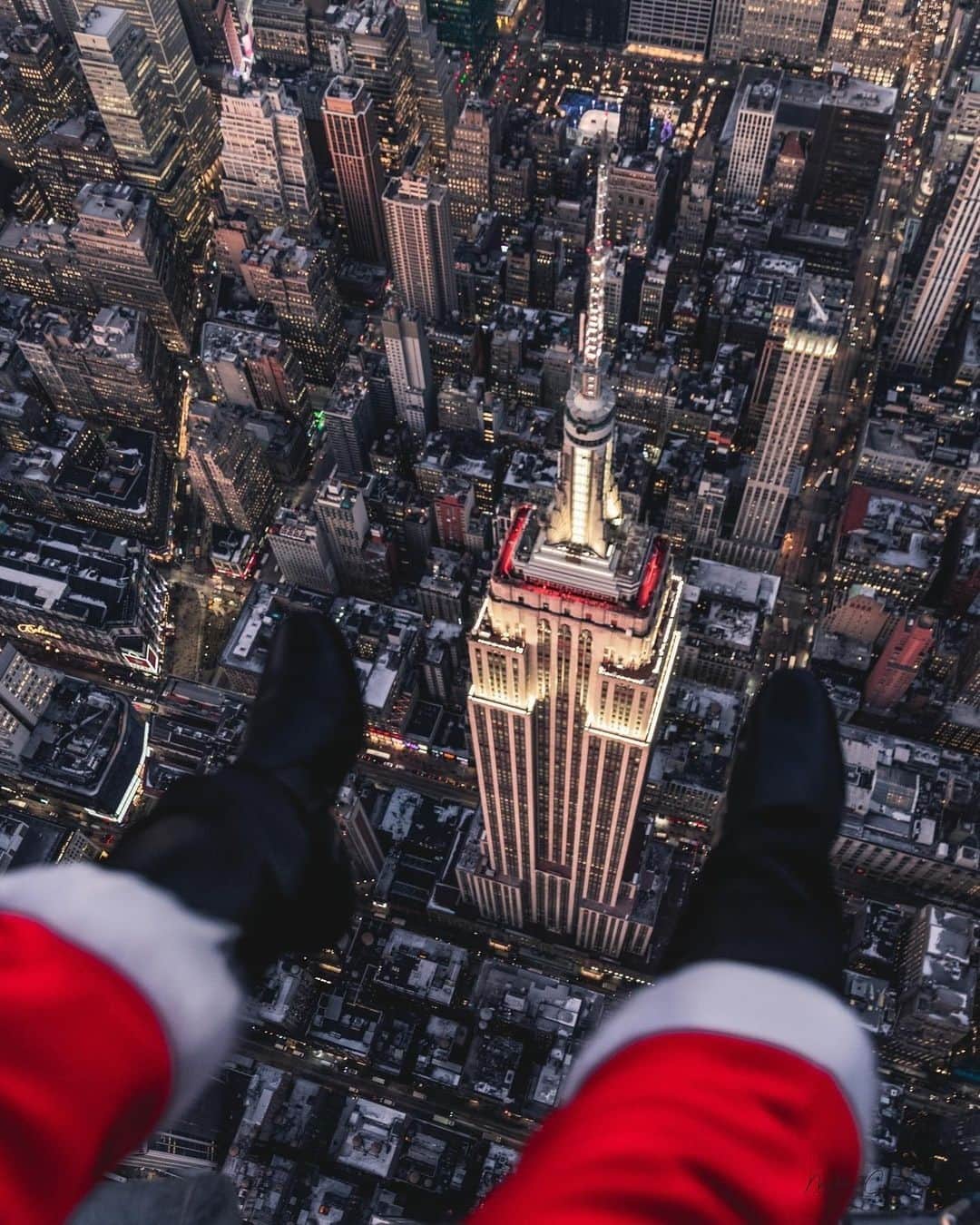 Empire State Buildingさんのインスタグラム写真 - (Empire State BuildingInstagram)「Merry #ChristmasEve! What’s that in the sky? It’s a sleigh! It’s 🎅! It’s… our celebratory Christmas lights! 🎄⁠ ⠀⠀⠀⠀⠀⠀⠀⠀⠀⁠ Look up tonight at 8PM EST to see our tower synced to “Hallelujah” by @carrieunderwood & @johnlegend, playing simultaneously on @z100newyork & @1067litefm.⁠ ⠀⠀⠀⠀⠀⠀⠀⠀⠀⁠ Our light shows look incredible in person—tap bio link to stop by & see for yourself.⁠ ⠀⠀⠀⠀⠀⠀⠀⠀⠀⁠ 📷: @mattsfocus #EmpireStateBuilding⁠」12月25日 0時30分 - empirestatebldg