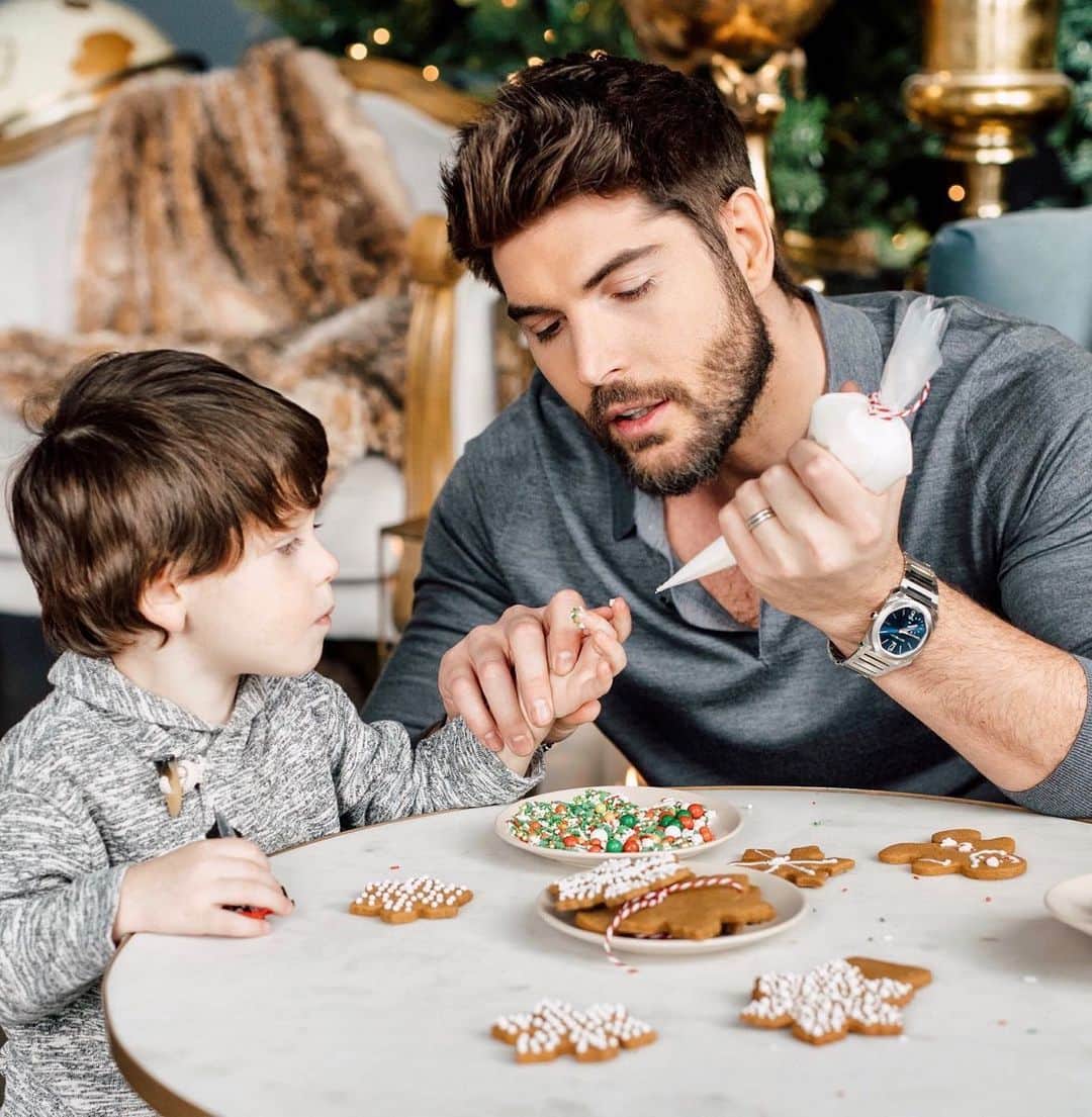 ニック・ベイトマンのインスタグラム：「These were meant for Santa 🎅🏼 but try explaining that to a 2 yr old」