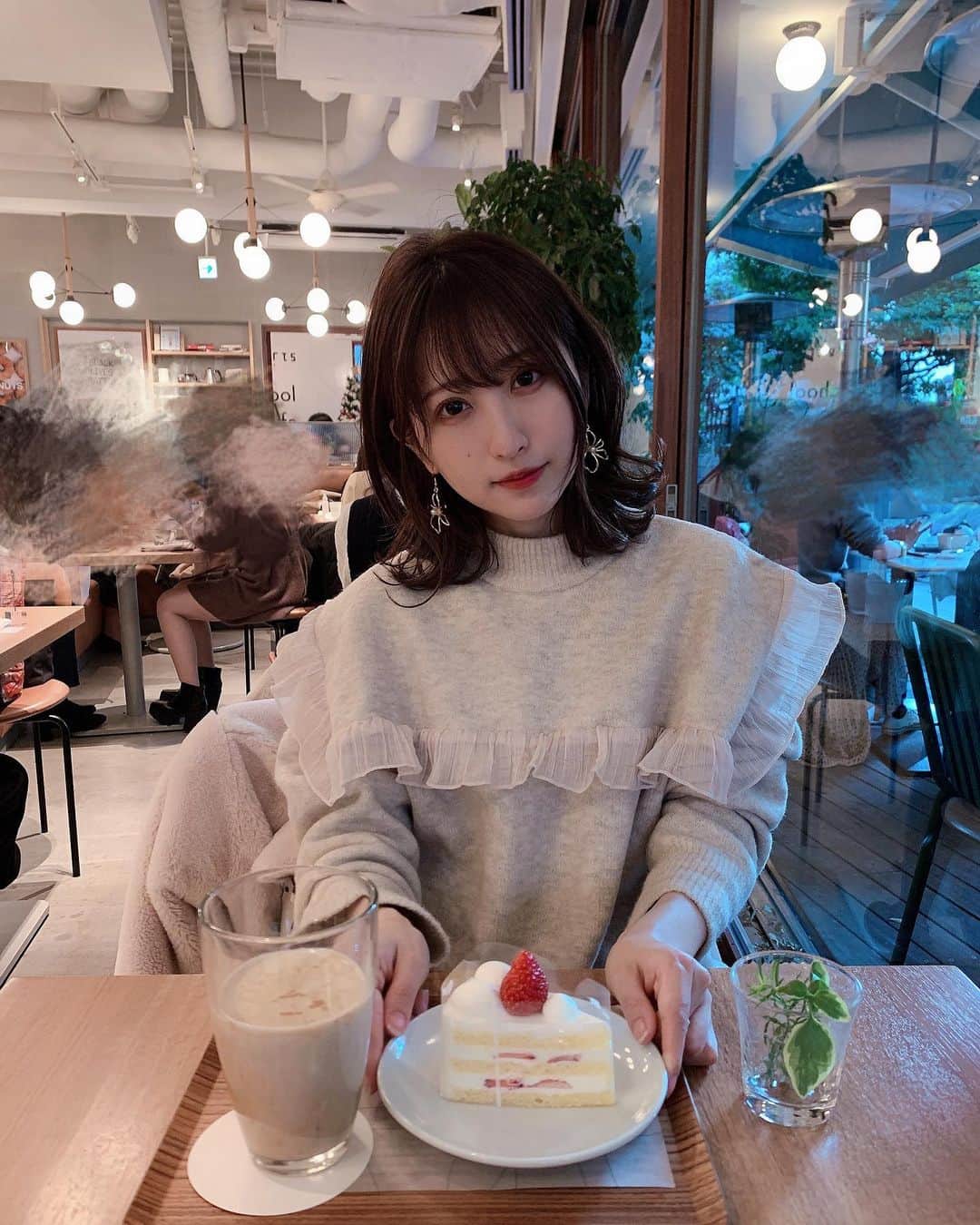 小桃音まいのインスタグラム：「🎂. . Merry Xmas🎄. . 少し前にカフェで食べた. イチゴのショートケーキ🎂. . 明日もケーキ食べる！ぞ！. .」