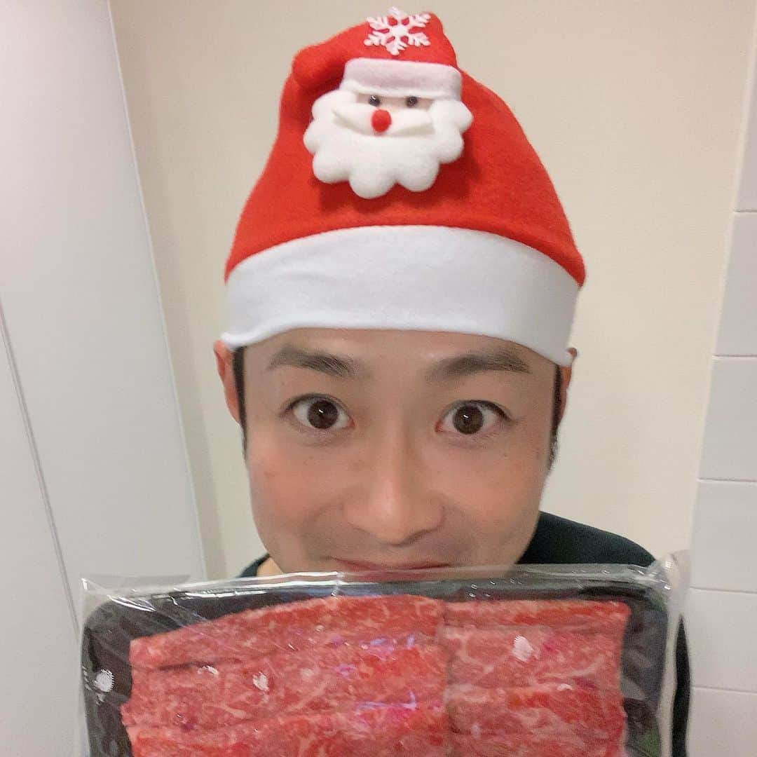 宮下純一さんのインスタグラム写真 - (宮下純一Instagram)「Merry Xmas🎄🎅我が家はすき焼きでお祝い🥂贅沢お肉のすき焼きは堪らぬ美味さ🤤🤤ステイホームで大人数では祝えませんが盛り上がりました😆#メリークリスマス #すき焼きパーティー #探したシャンメリー不評 #初めてのサンタクロース🎅 #親の気持ちがわかった」12月25日 0時31分 - junichi1017