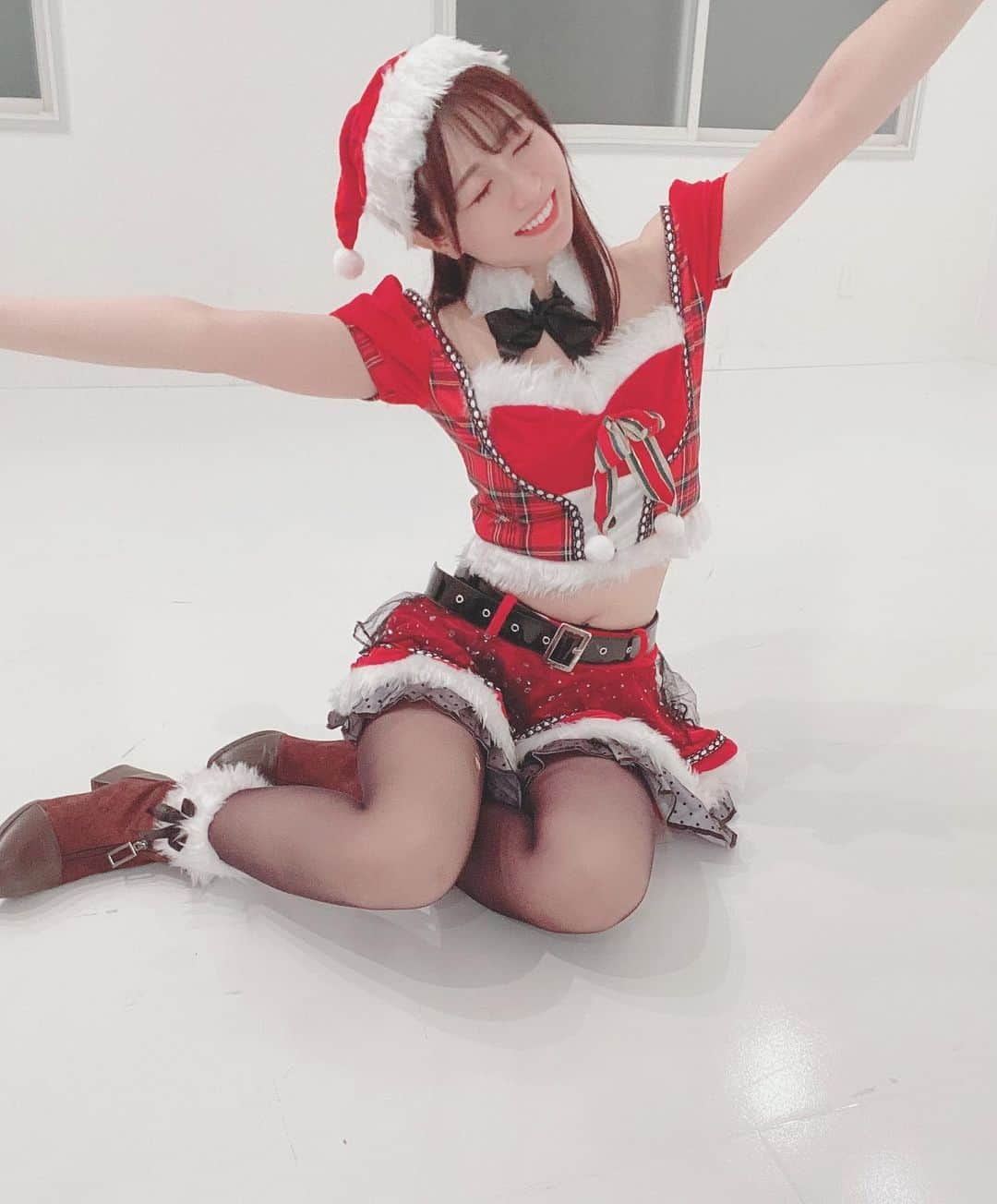 新矢皐月さんのインスタグラム写真 - (新矢皐月Instagram)「Merry Christmas！！！！﻿ ﻿ ﻿ ﻿ #jpop #여자 #다리 #허벅지 #japanesegirl #japaneseanime #animegirl #絲襪 #美腿#japaneseculture #ゴルフ女子 ﻿ #青森 #東北  #被写体 #足 #太もも #脚﻿ #サンタコス」12月25日 0時32分 - araya_satsuki