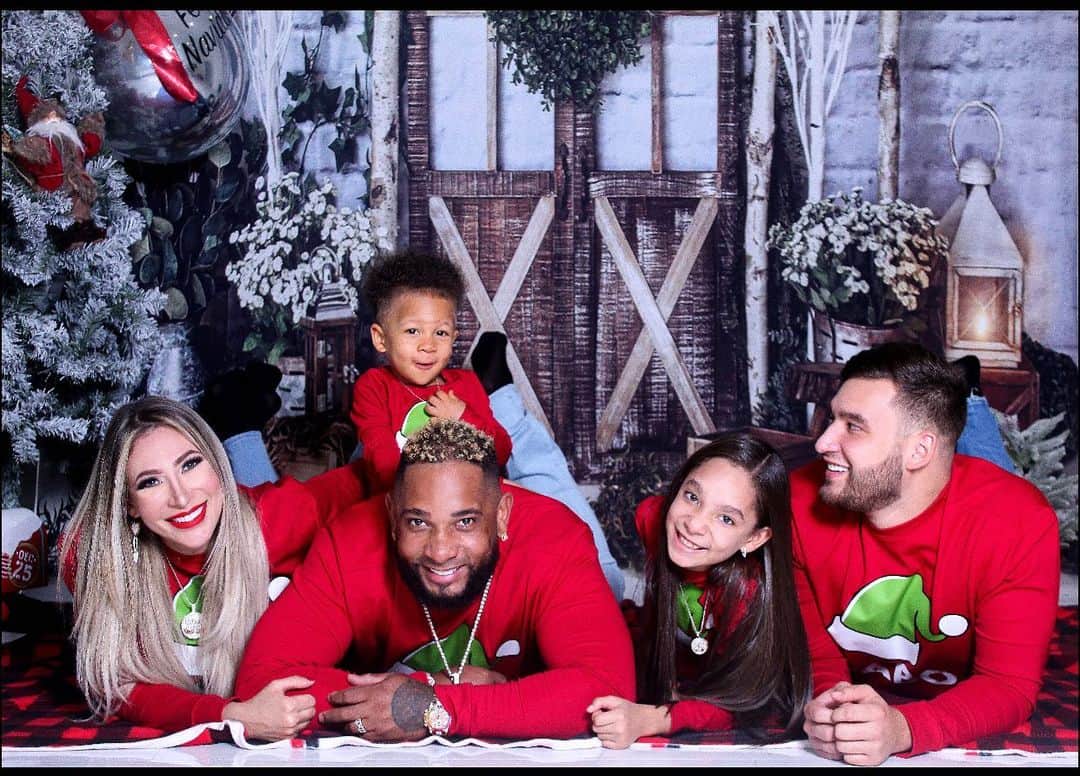 ウラディミール・バレンティンのインスタグラム：「Merry Christmas from Balentien family to you 🎅🏽🎅🏽🎅🏽」