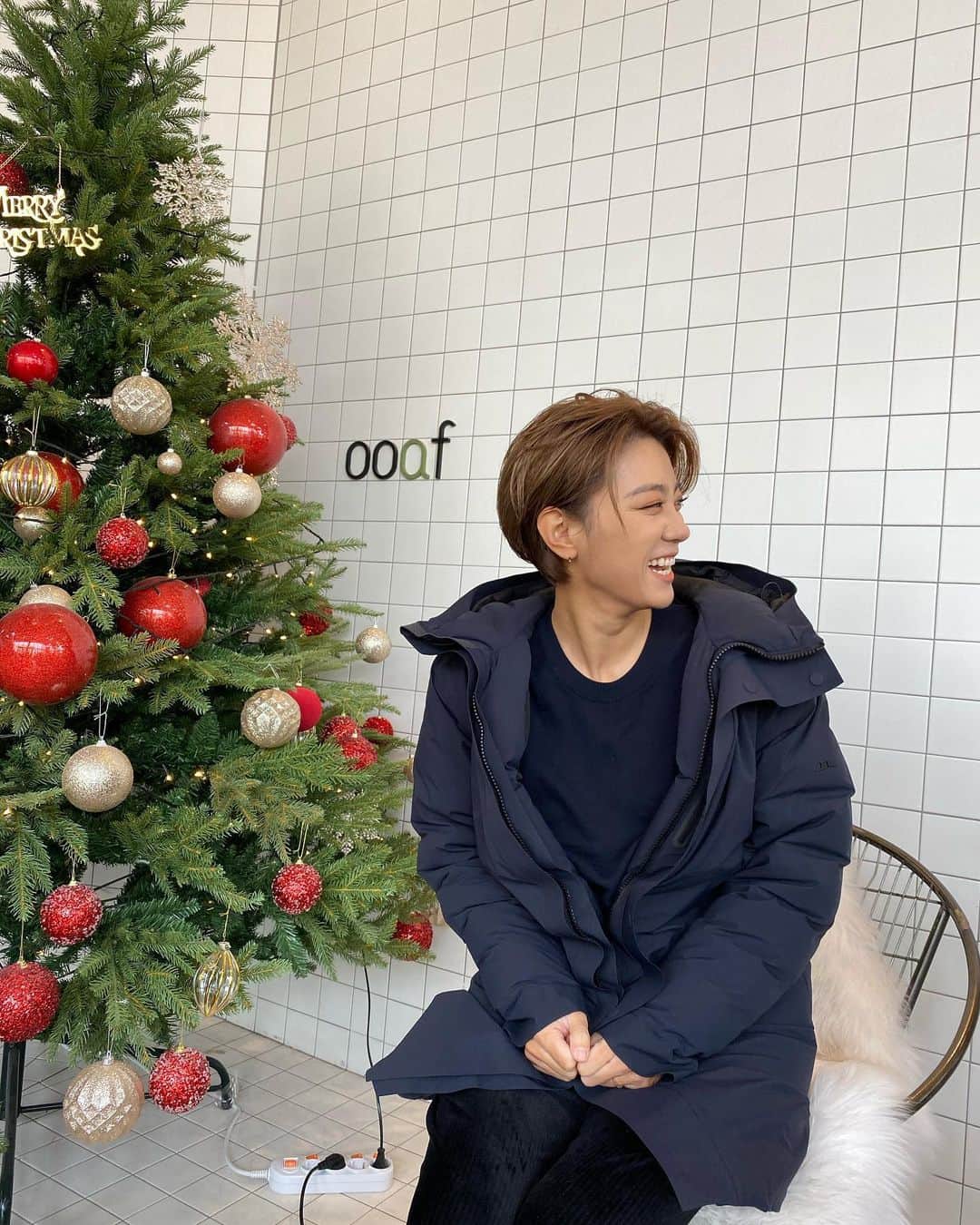 のインスタグラム：「Merry Christmas 🎄 everyone 🤩 please stay safe and healthy 👍🏻 #사람은머리빨#화장빨#ooaf#촬영했던날#사진보정기다리는중#기대기대」