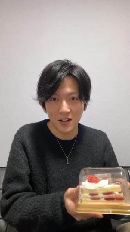安達雅哉のインスタグラム：「クリスマスを迎えてみる配信」