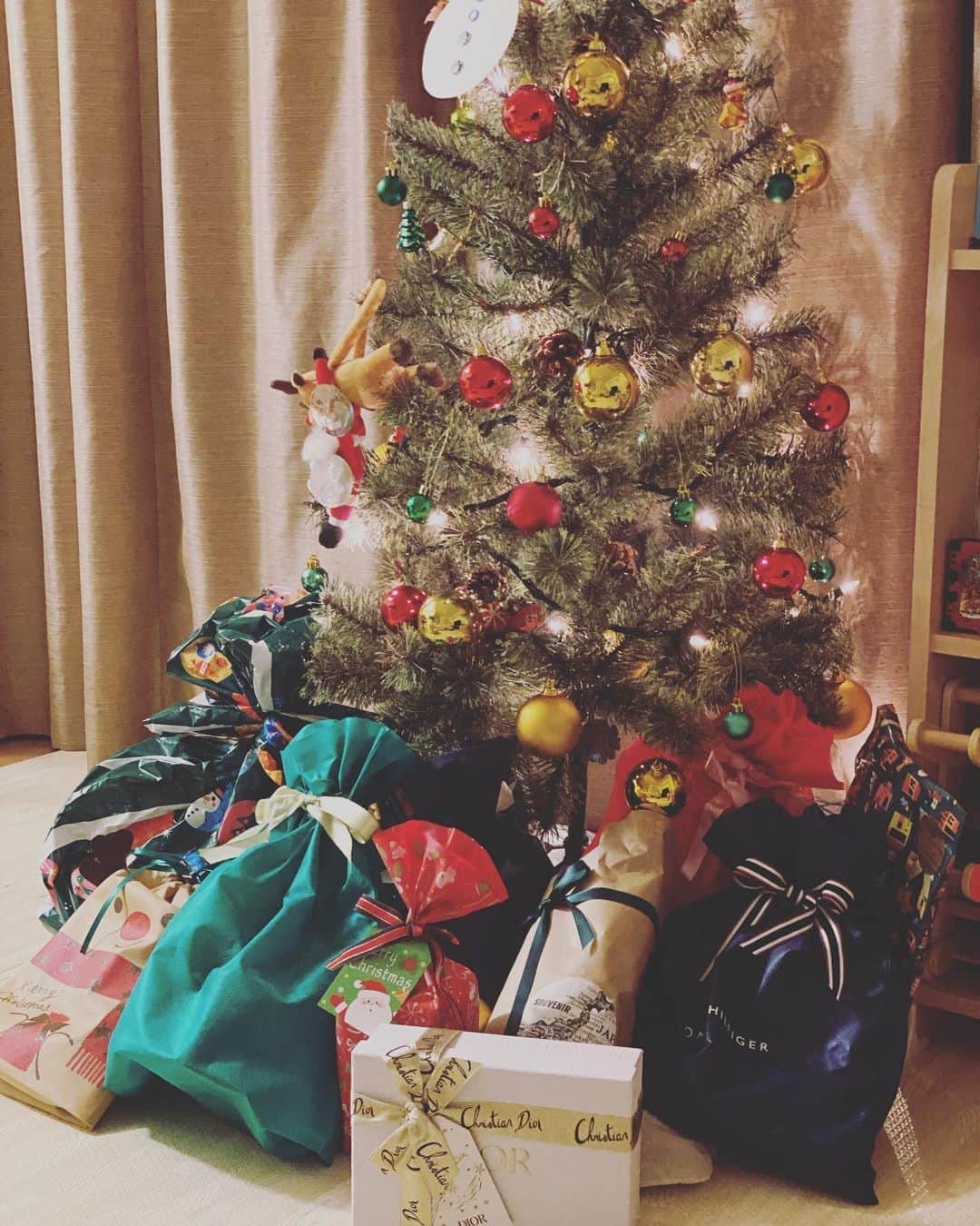 蒲生麻由のインスタグラム：「Happy Merry Christmas🎄﻿ サンタさんきたみたい🤶﻿ ﻿ クリスマスイブは朝から公園行って、﻿ ご近所のお友達とクリスマス会して﻿ 楽しい一日を過ごしました🥳﻿ ﻿ 明日の朝、このツリーを見た時の﻿ 子供達のリアクションが楽しみ😎﻿ お休みなさい🌙﻿ ﻿ #happymerrychristmas ﻿ #メリークリスマス﻿ #サンタがやってきた ﻿ #mamalife #クリスマス会﻿ #男の子ママ」