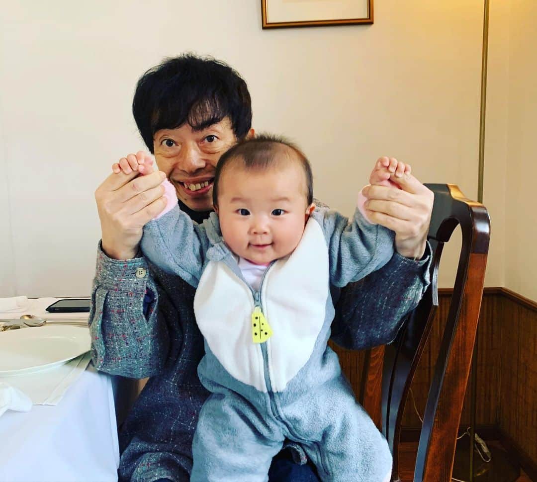 SATOKOさんのインスタグラム写真 - (SATOKOInstagram)「メリークリスマス♡素敵なクリスマス過ごせてますように♡ #写真は可愛すぎる姪っ子と娘 #動画は妹と娘と犬と猫 #ぼっちの人 #明日ツイキャスあるよ」12月25日 0時39分 - fc_satoko