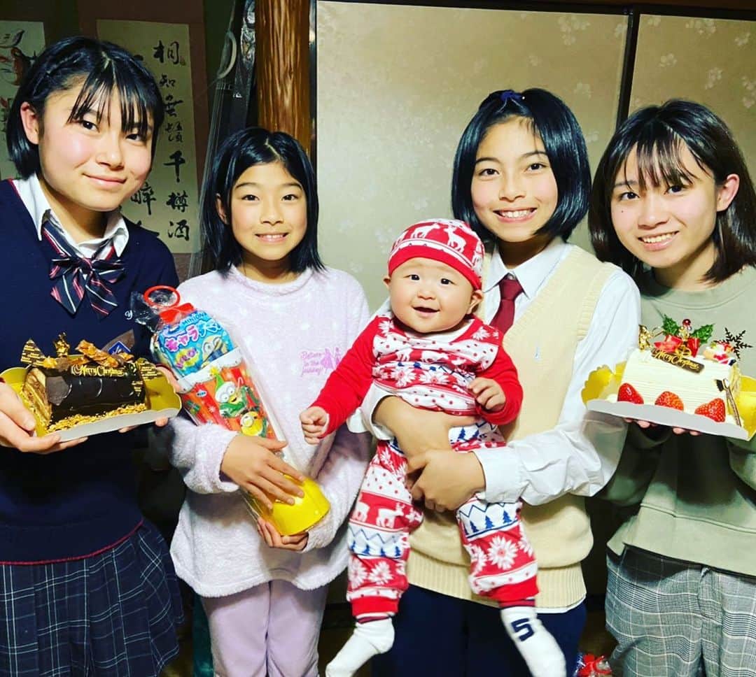 SATOKOさんのインスタグラム写真 - (SATOKOInstagram)「メリークリスマス♡素敵なクリスマス過ごせてますように♡ #写真は可愛すぎる姪っ子と娘 #動画は妹と娘と犬と猫 #ぼっちの人 #明日ツイキャスあるよ」12月25日 0時39分 - fc_satoko