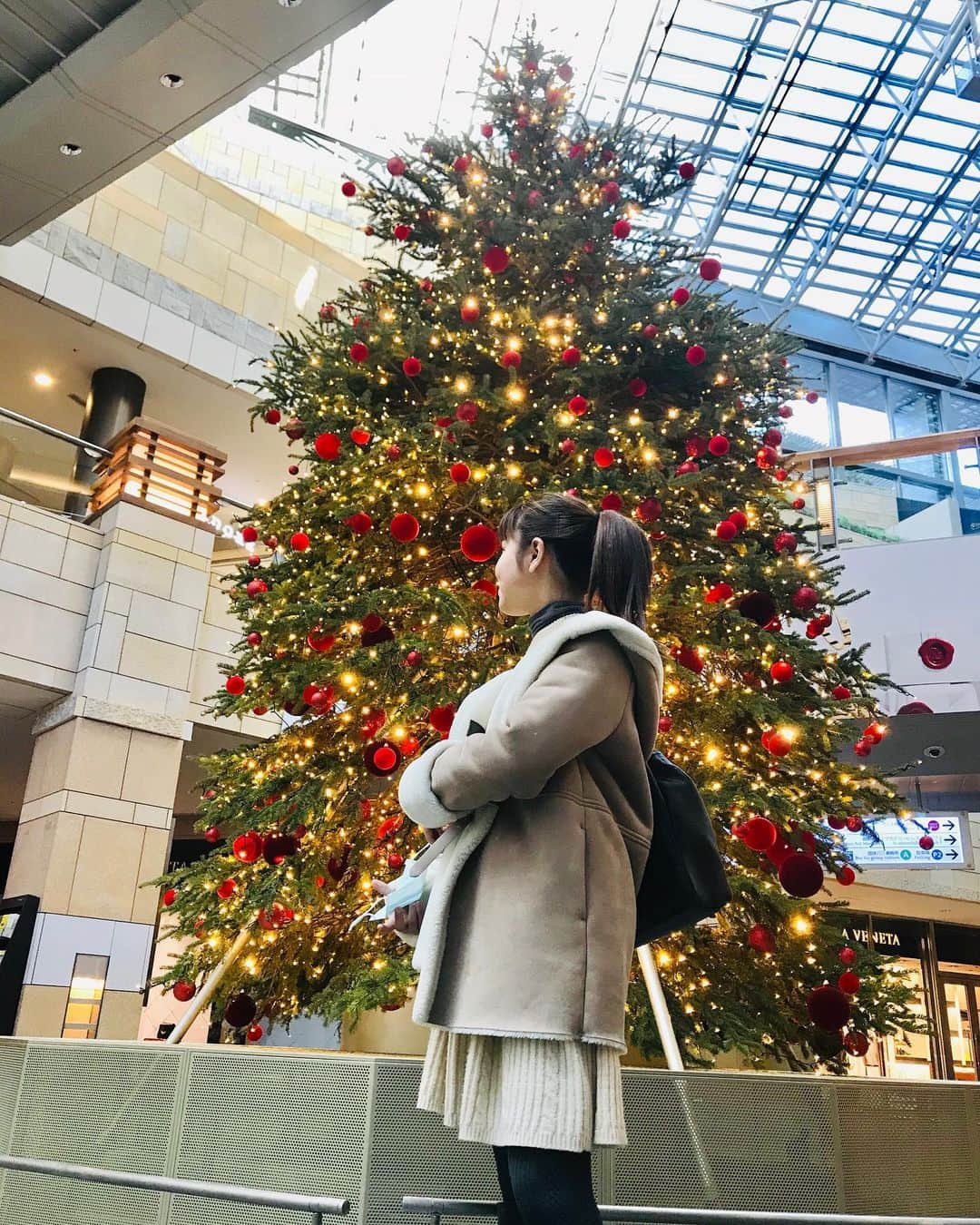 堀優衣さんのインスタグラム写真 - (堀優衣Instagram)「Merry Christmas!!!🍰 今日で2年生の授業、すべて終わりました！！この一年、一度も学校行かずに終わっちゃったな…😇  そして今年のクリスマスは、特に変わったことはしません…🎄  写真は、前に六本木ヒルズに飾られていた素敵なツリーと撮ったやつ」12月25日 0時40分 - yuiyui_1012