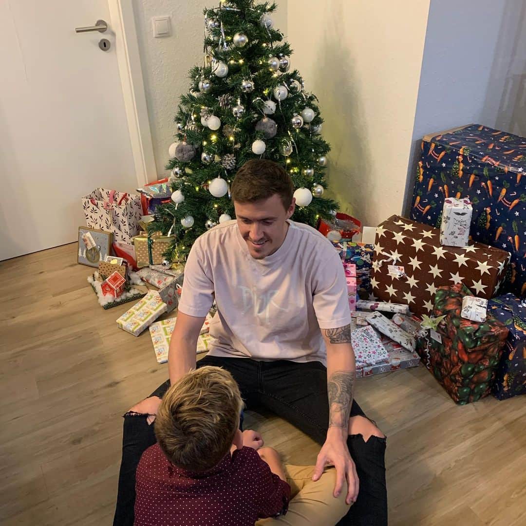 マックス・クルーゼのインスタグラム：「Wir wünschen euch allen frohe Weihnachten 🎄🎁   Bleibt alle gesund und genießt die Feiertage mit euren liebsten!😘」