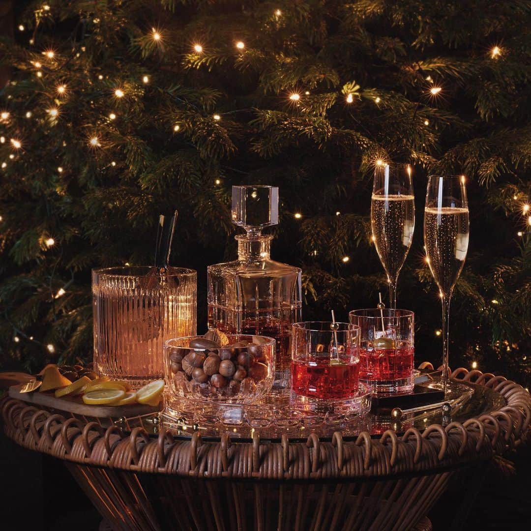 Saks Fifth Avenueさんのインスタグラム写真 - (Saks Fifth AvenueInstagram)「The garlands are hung and the gifts are wrapped. Now, your decadent Christmas Eve cocktail awaits, courtesy of @waterfordcrystal. #SaksHoliday」12月25日 0時43分 - saks