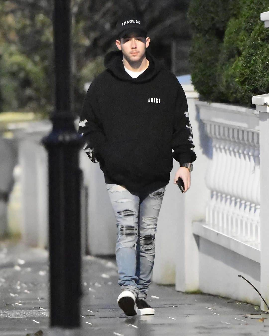 Just Jaredさんのインスタグラム写真 - (Just JaredInstagram)「@nickjonas enjoys a solo stroll in London during the holiday season. #NickJonas Photo: Backgrid」12月25日 0時43分 - justjared