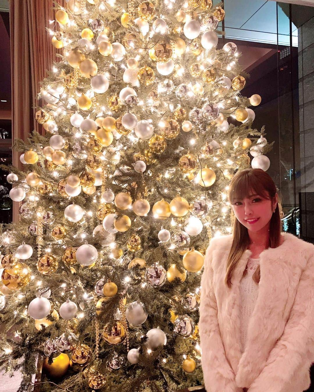 Rieさんのインスタグラム写真 - (RieInstagram)「. 🎄🎄🎄 ・ クリスマス終わったらあっと言う間にカウントダウンだぁ😳🎉 今年は自粛であんまり季節感味わえなかったからすごい早さで1年過ぎていった気が...🥺 ・ クリスマスっぽくツリーの前で🤳🎄💫 ・ ・ ・」12月25日 0時44分 - rierica_poledancer