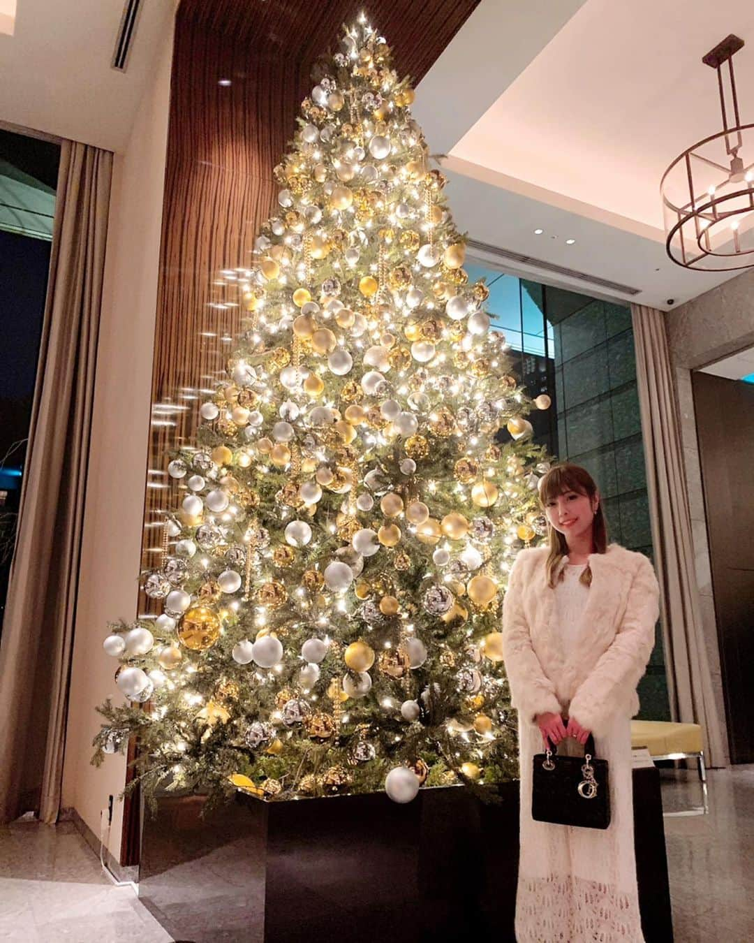 Rieさんのインスタグラム写真 - (RieInstagram)「. 🎄🎄🎄 ・ クリスマス終わったらあっと言う間にカウントダウンだぁ😳🎉 今年は自粛であんまり季節感味わえなかったからすごい早さで1年過ぎていった気が...🥺 ・ クリスマスっぽくツリーの前で🤳🎄💫 ・ ・ ・」12月25日 0時44分 - rierica_poledancer