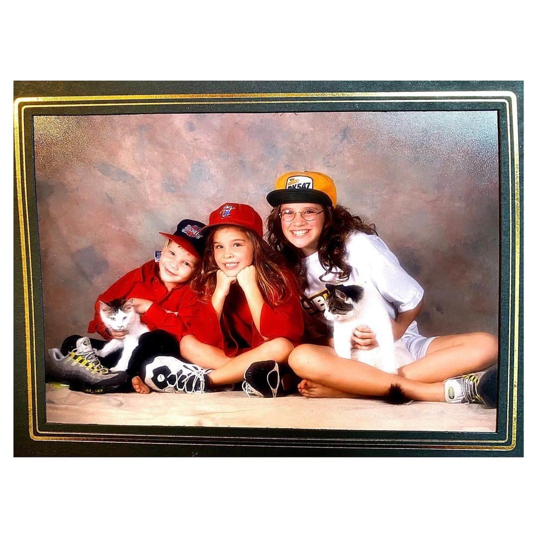 シャンテル・ヴァンサンテンのインスタグラム：「Throwing it back to a Christmas photo from the 90s! We used to have this tradition when my parents told us to go to bed we would run into their closet and put on a bunch of my dad‘s clothes and go running around the house like little tornadoes 🌪! Hence the crazy theme of this photo! Funny I may be the oldest but I was never the leader of the rebellion... only a participant! #MemoriesFromHome」