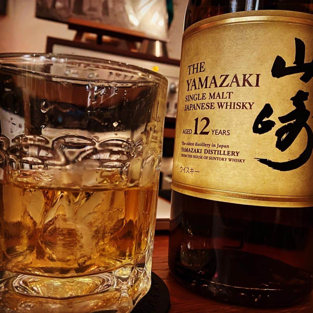 浅田信一のインスタグラム：「ライブありがとうございました。  さすがに打ち上げるわけにはいかないので、おとなしく自室で一杯やって寝ます🥃  本当に今年は大変な年だったけど、来年はきっと明るい光が射すと思うよ。 「苦あれば楽あり」は、僕が大切にしている言葉です。  メリークリスマス🎄」