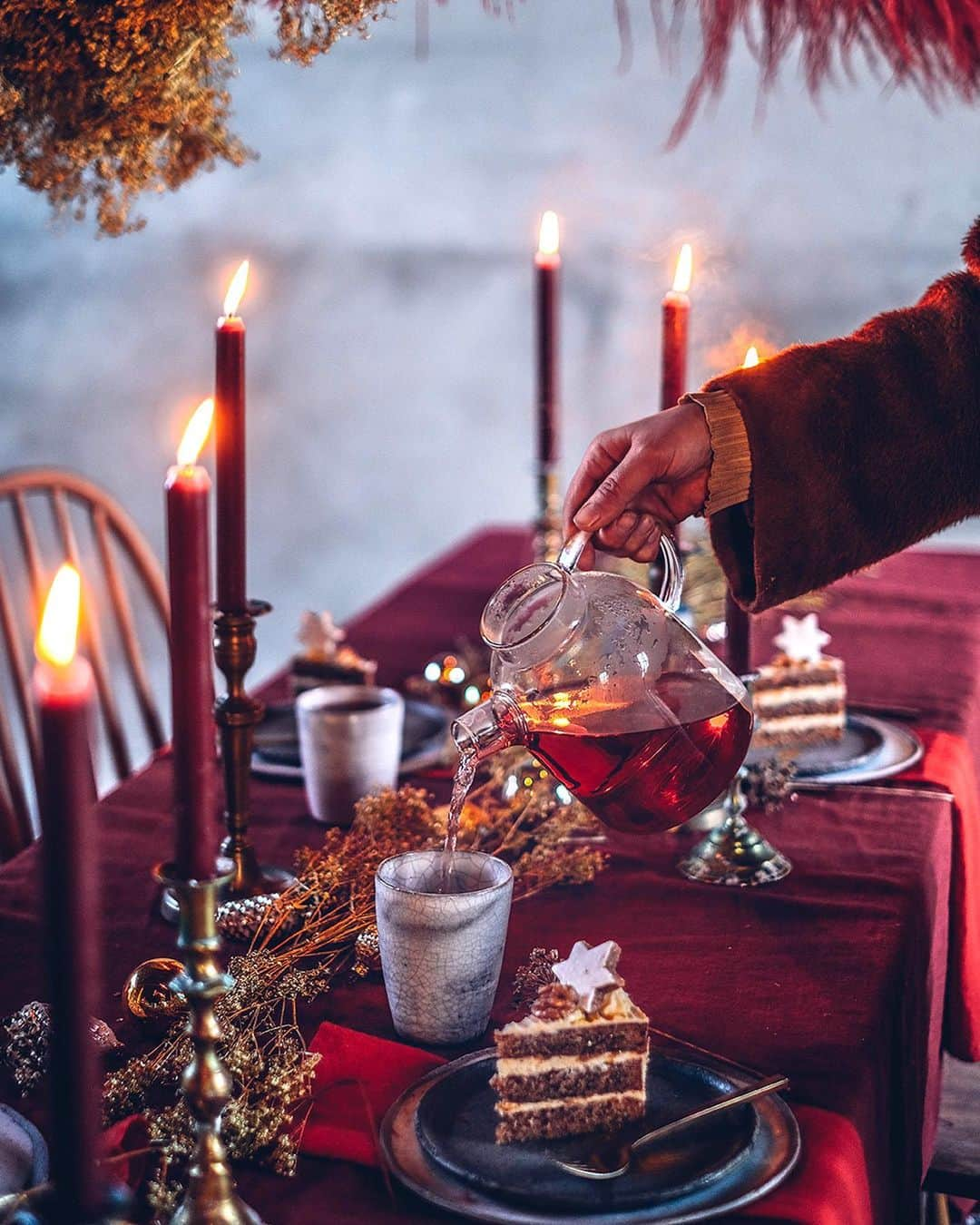 Our Food Storiesさんのインスタグラム写真 - (Our Food StoriesInstagram)「Merry Christmas and happy holidays everyone 🌟🥰🎄 Thanks so much for your wonderful comments and messages this year, we are so grateful for this wonderful community 🙏 Here are some more photos from our recent photoshoot. Stunning cloud by the talented @ruby_marylennox ❣️❣️❣️#ourfoodstories  ____ #christmasdecor #christmastable #gatherings #gatheringslikethese #fellowmag #linenlove #tablesetting #tabledecor #lovelylinen #foodstyling #foodphotographer #germanfoodblogger」12月25日 0時50分 - _foodstories_